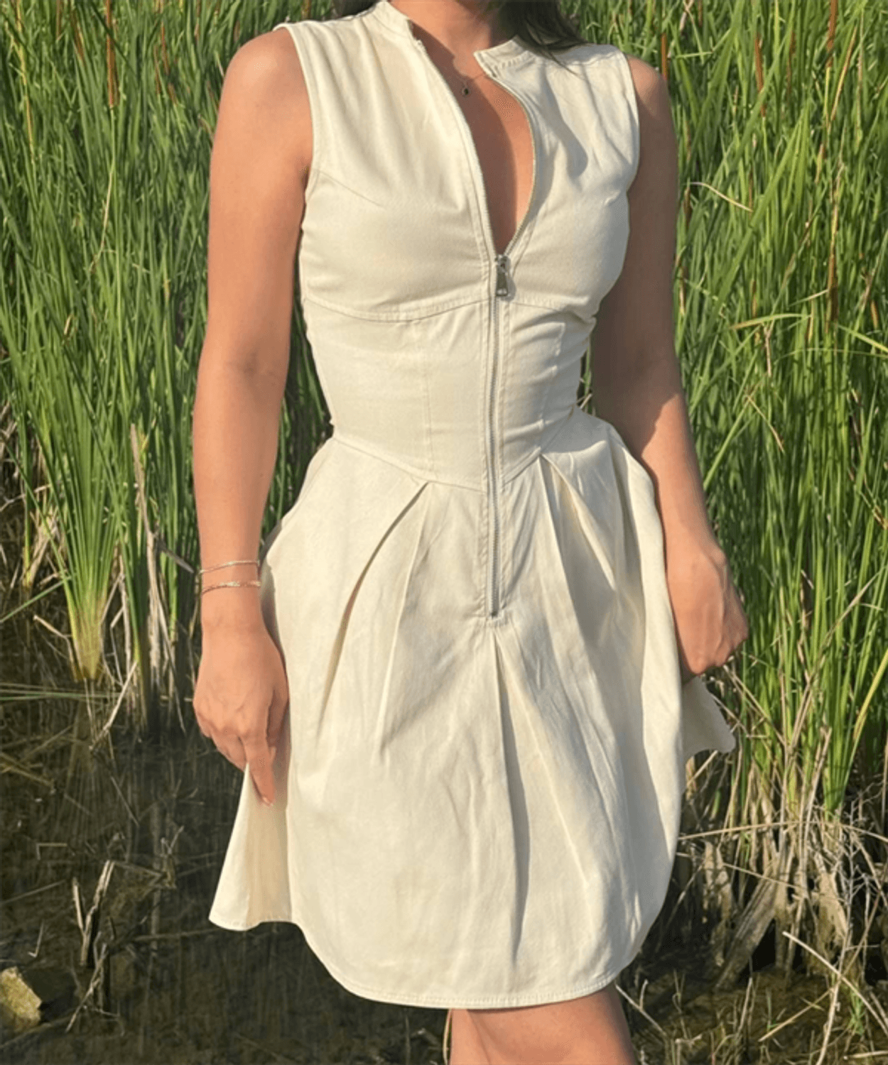 Dik Yuvarlak Yaka Önden Fermuarlı Sifir Kol Beli Oturtmalı Kolsuz Cepli Çan Etekli Mini Elbise - Beyaz