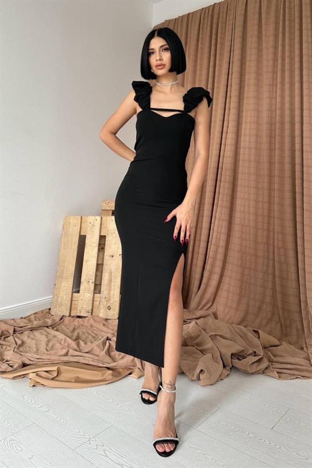 Siyah Askı Detaylı Elbise