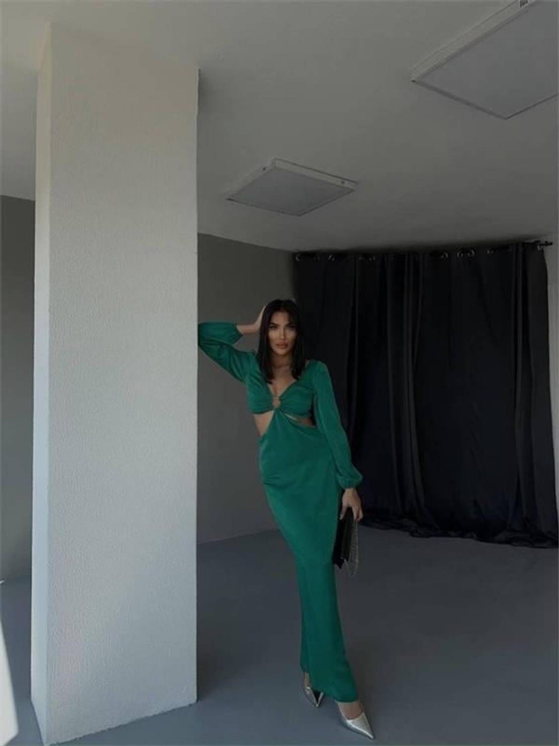 BEL DEKOLTELİ TOKALI ELBİSE SATEN - Zümrüt