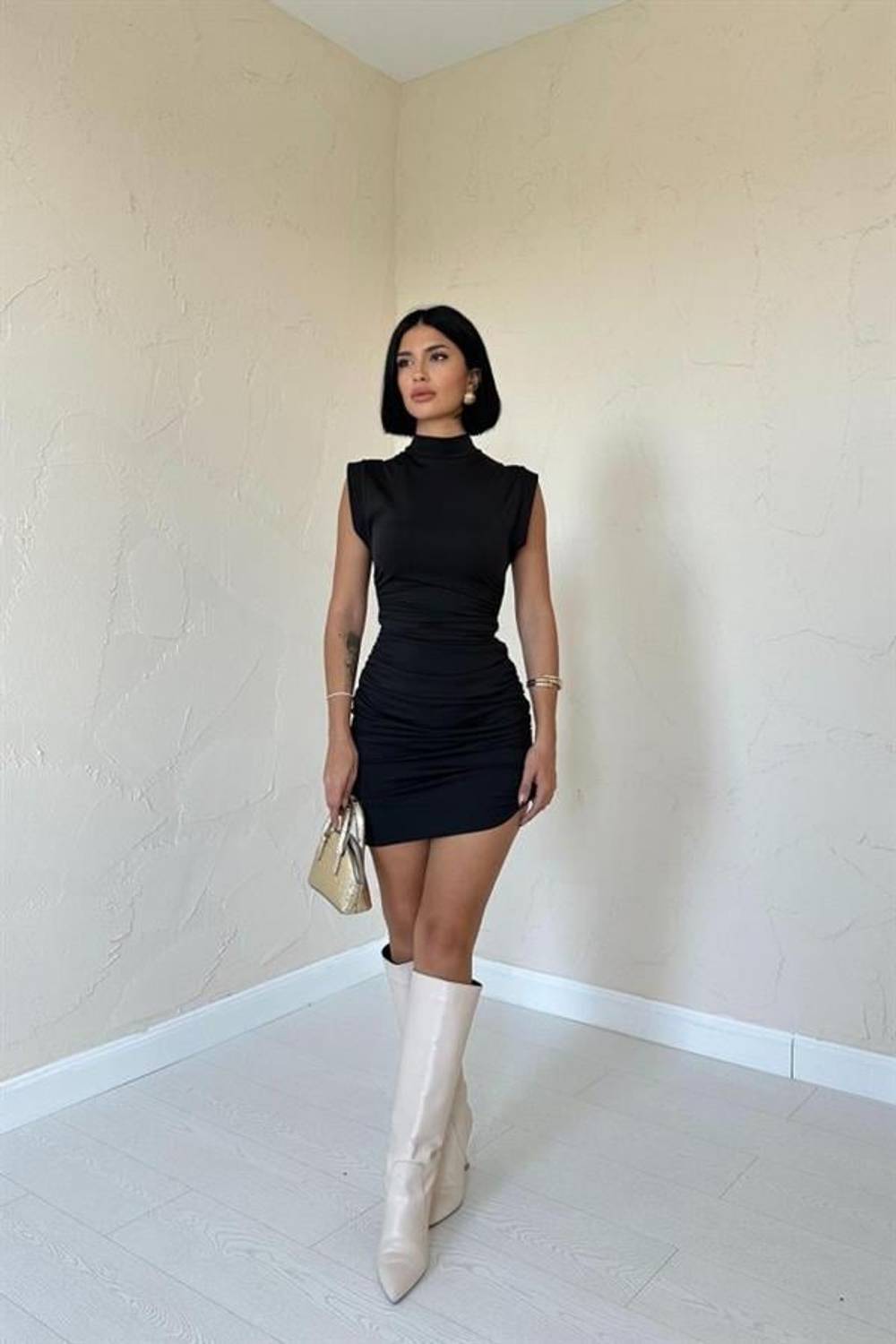 Siyah Büzgülü Kolsuz Elbise