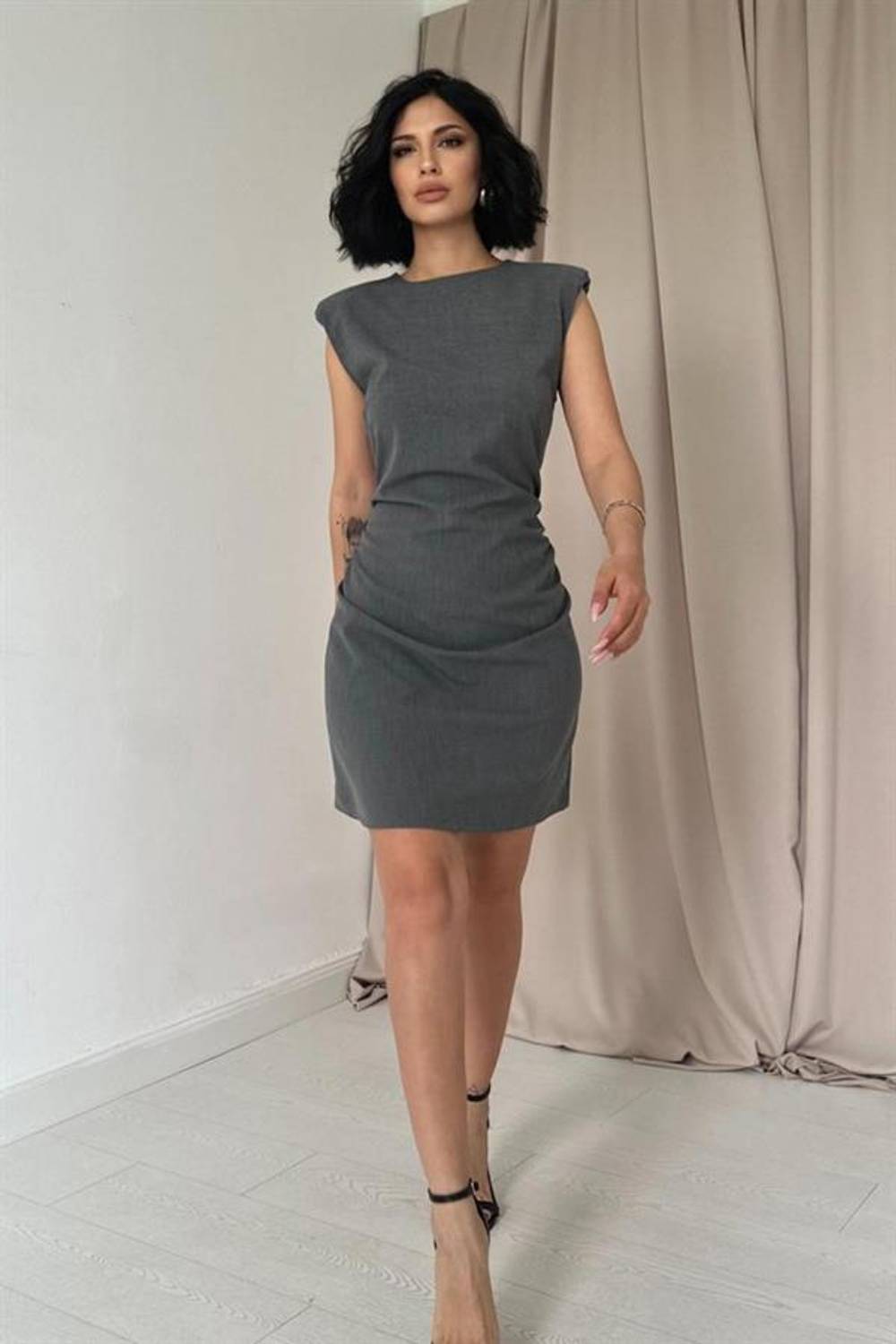 Gri Yanı Büzgülü Sıfır Kol Elbise