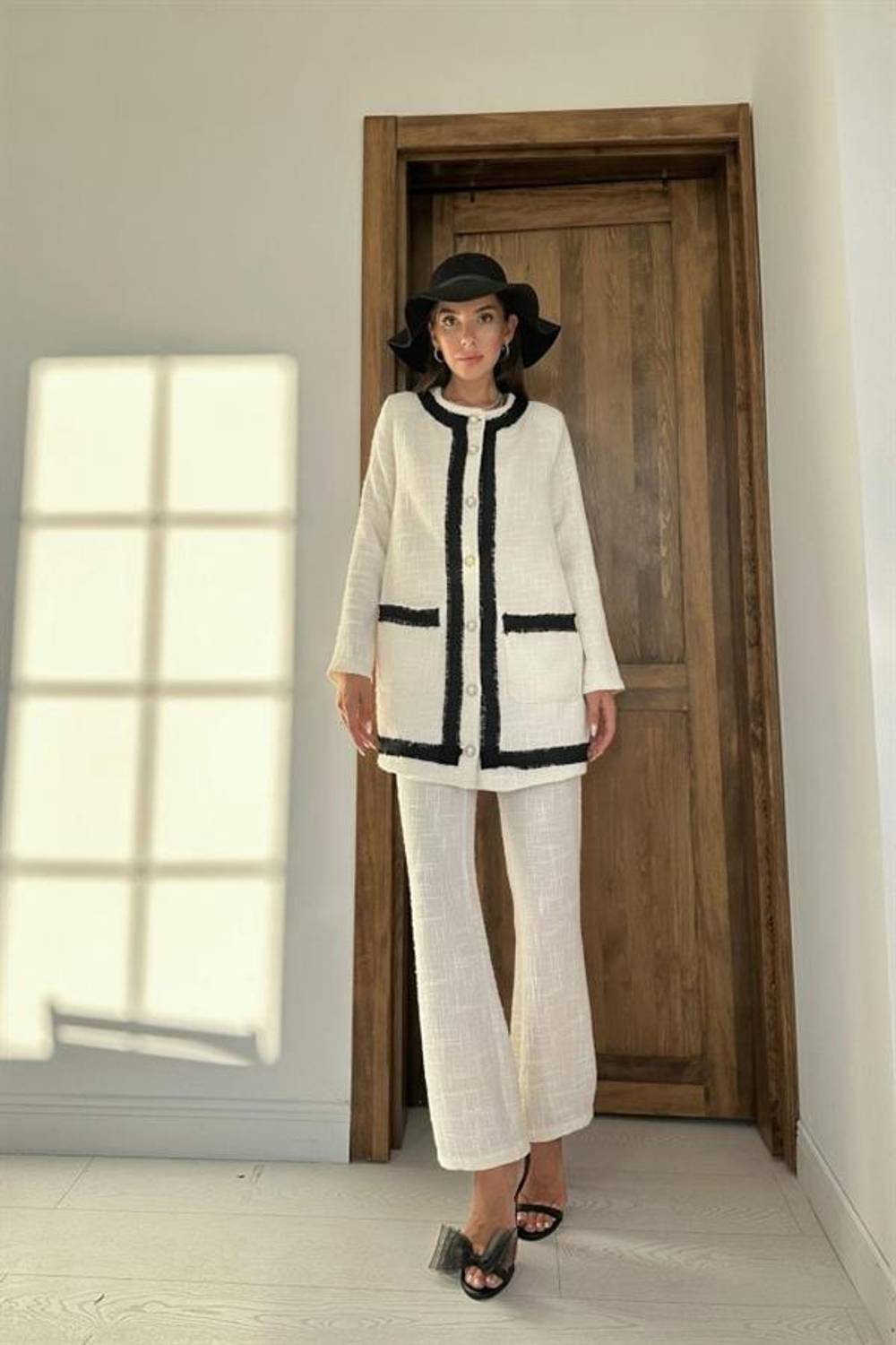 Ekru Siyah Şeritli Yakasız Ceket Ve Pantolon Takım