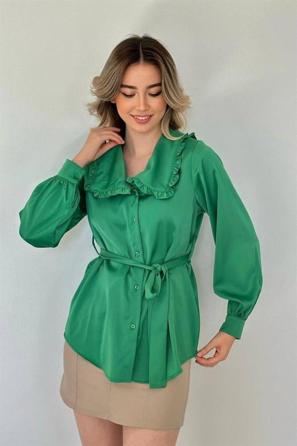 Yeşil Yakası Fırfırlı Kuşaklı Saten Gömlek