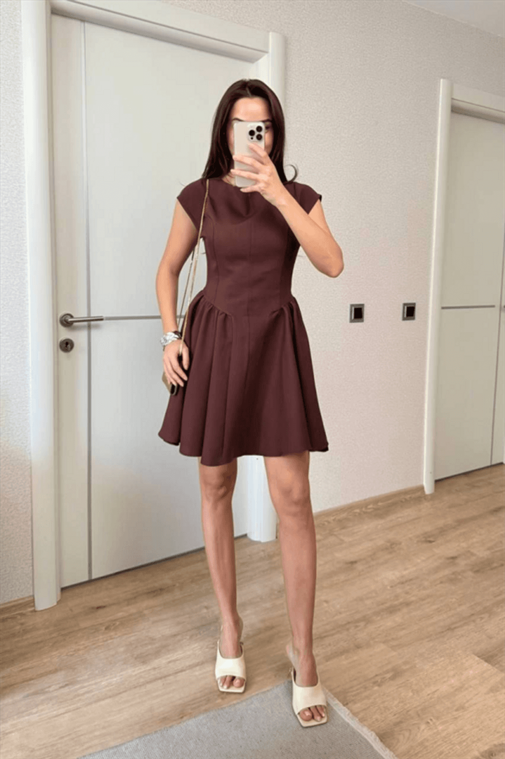 Sırt Dekolteli Çan Detaylı Mini Elbise - Kahverengi