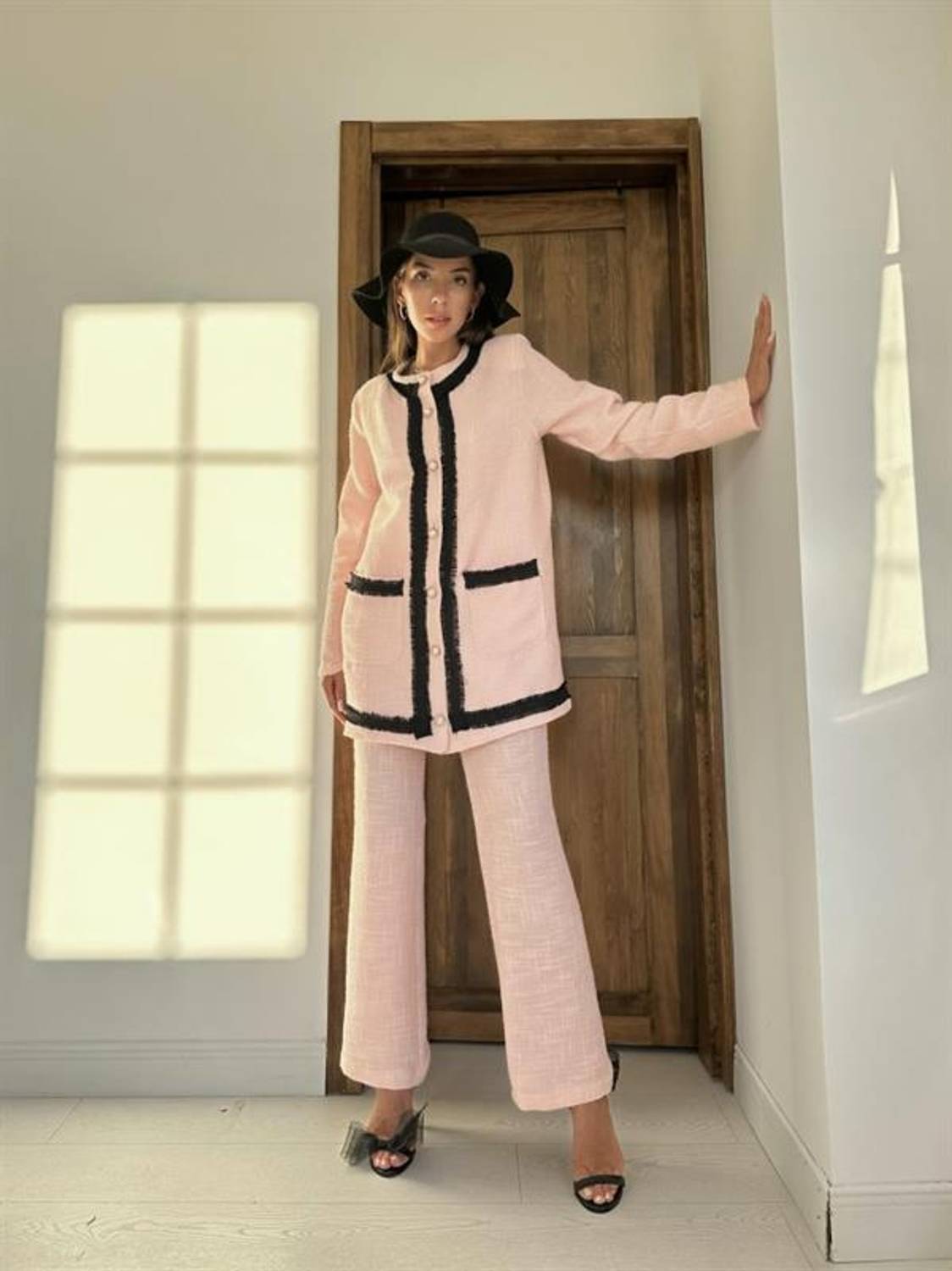 Pembe Siyah Şeritli Yakasız Ceket Ve Pantolon Takım