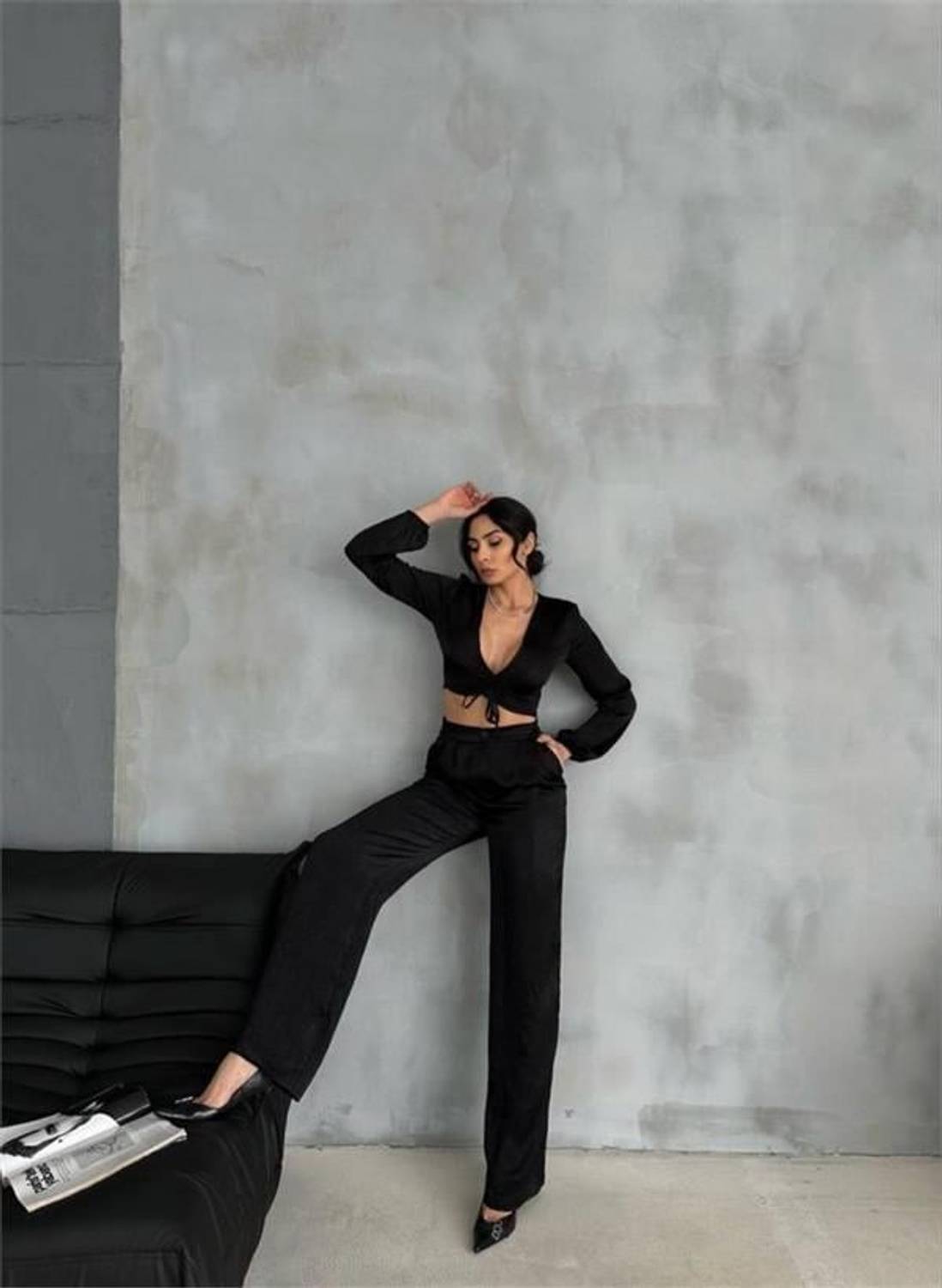 SATEN BÜZGÜ DETAYLI CROP BLUZ-PANTOLON TAKIM - Siyah