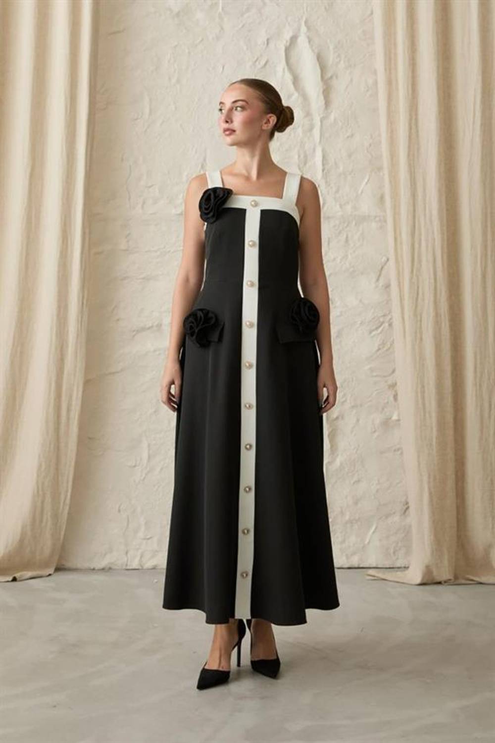 Siyah Güllü Askılı Elbise