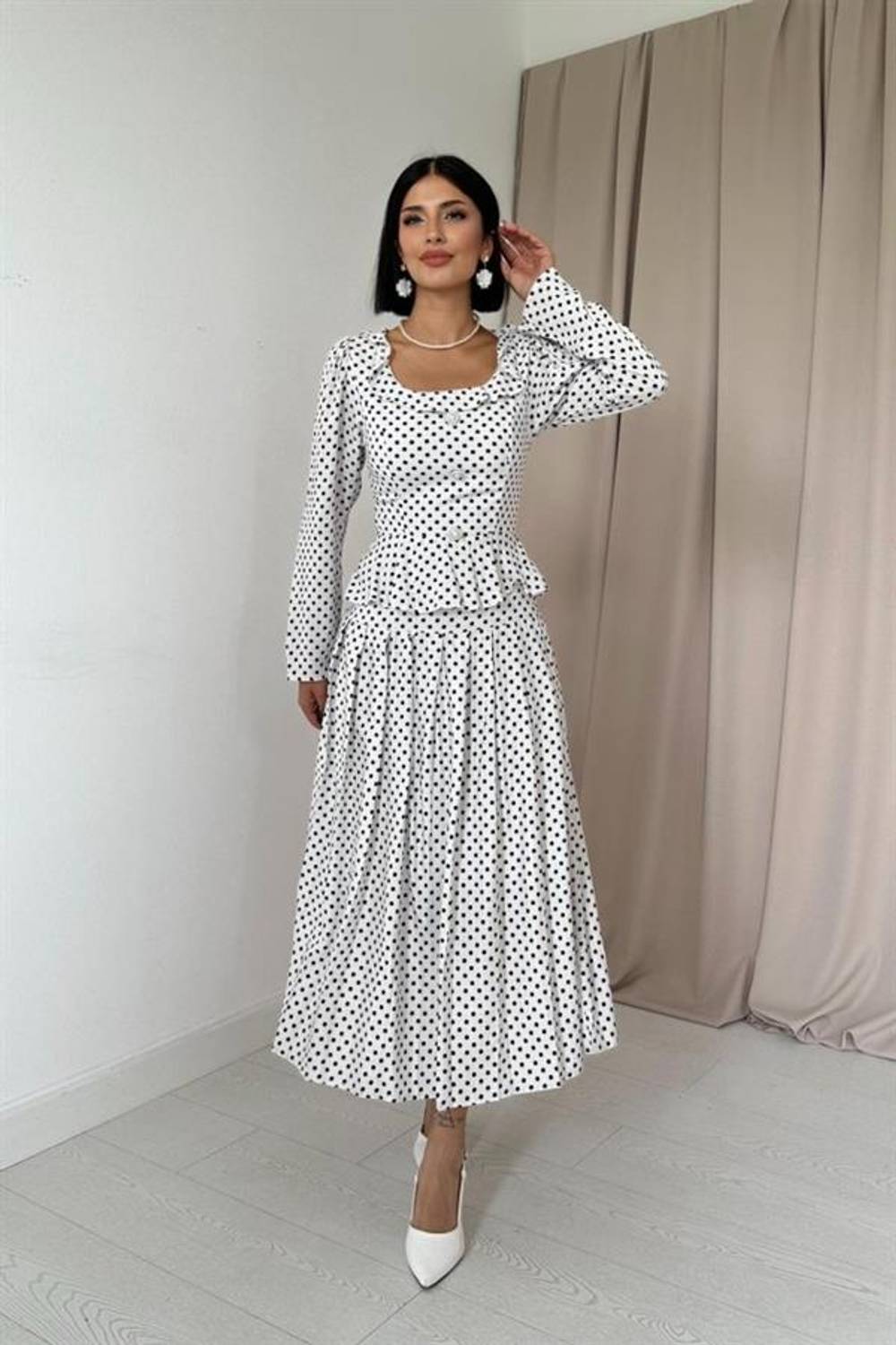 Beyaz Puantiye Desenli Volanlı Elbise