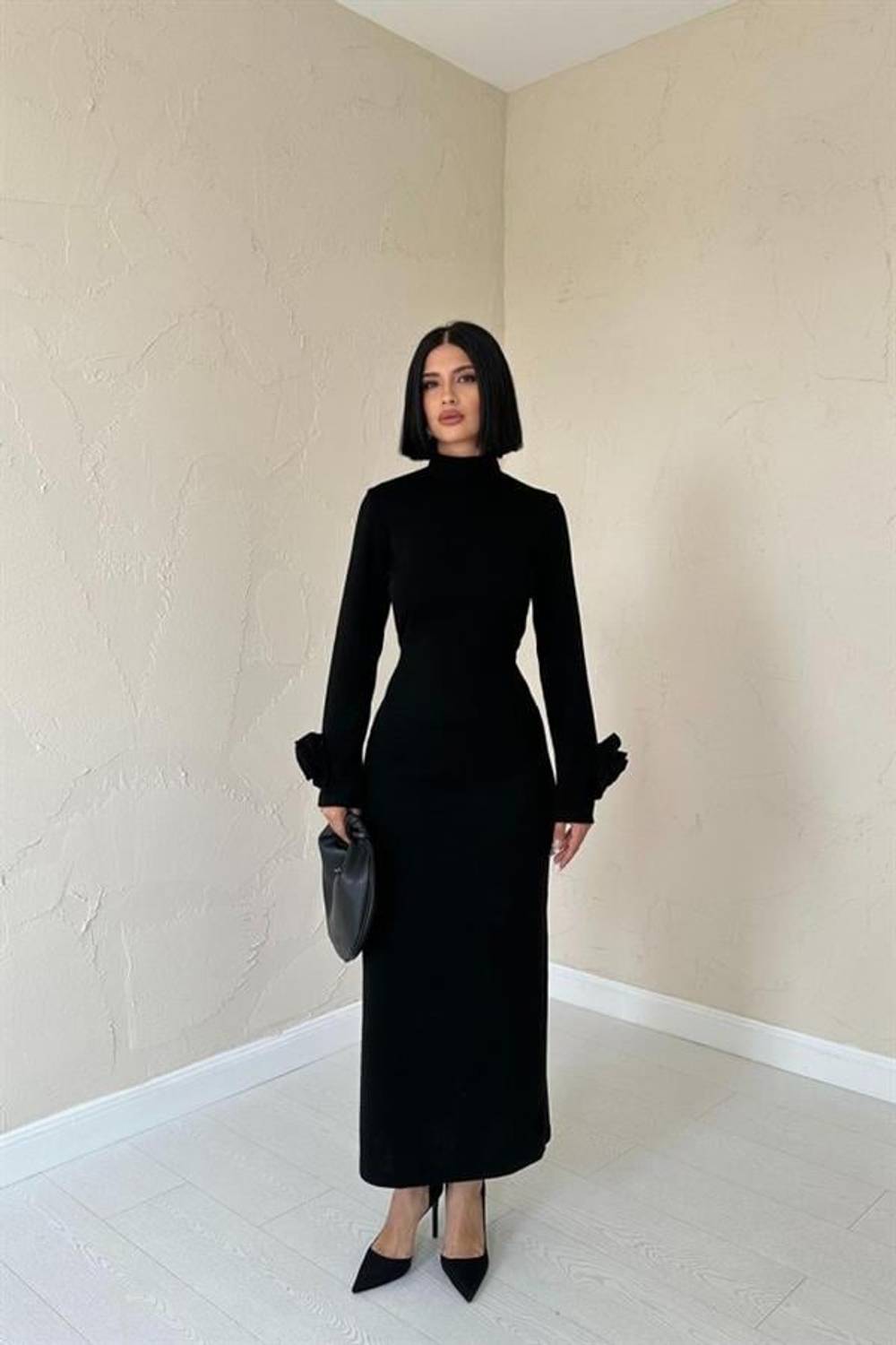 Siyah Kolları Güllü Triko Elbise