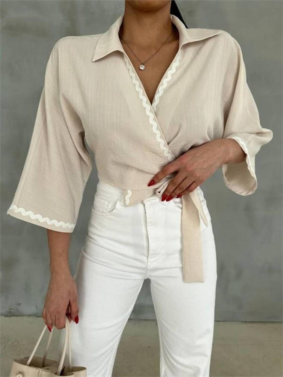 SU TAŞI DETAYLI KRUVAZE BLUZ - Krem