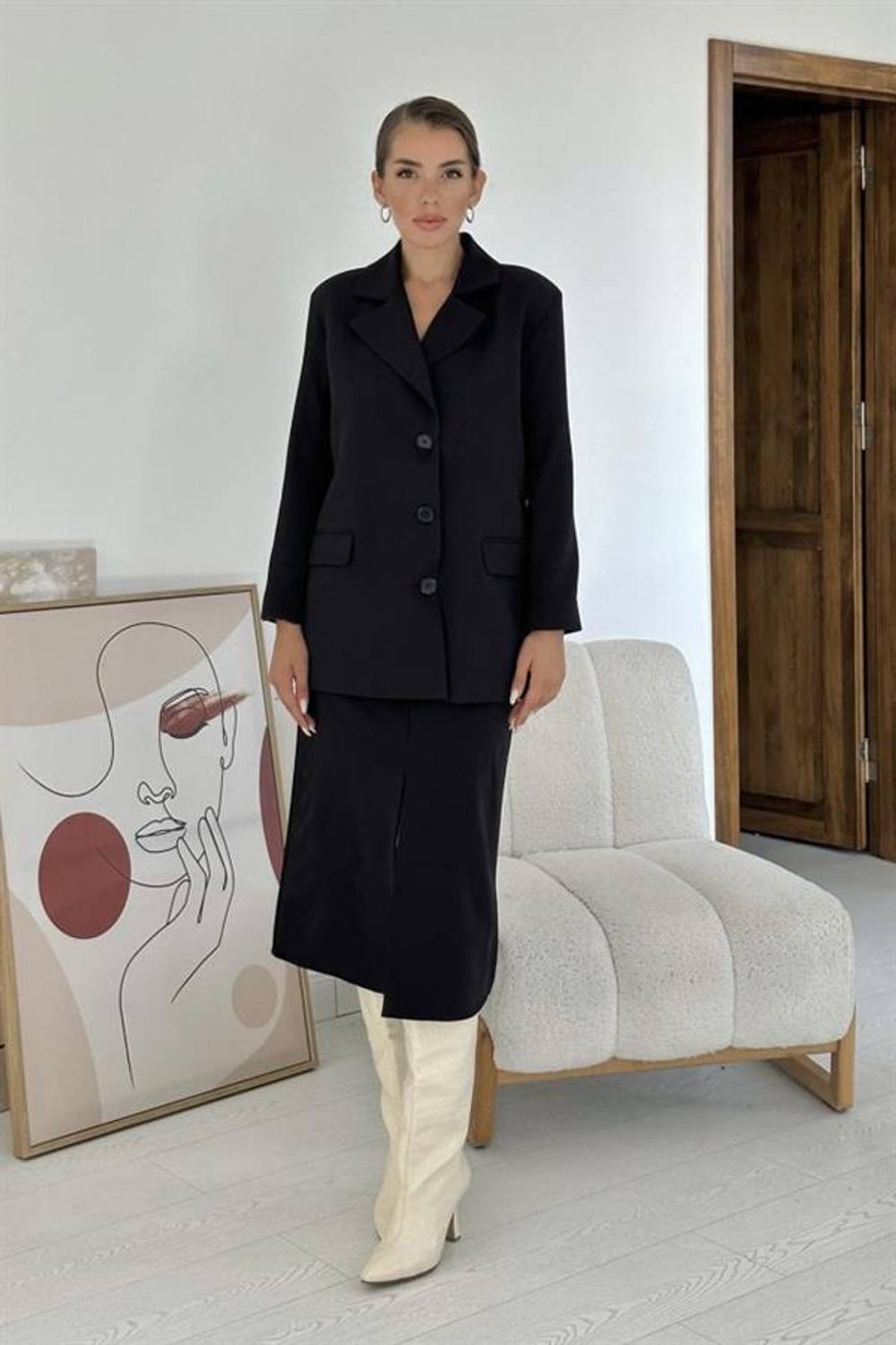 Siyah Düğmeli Ceket Ve Etek Takım