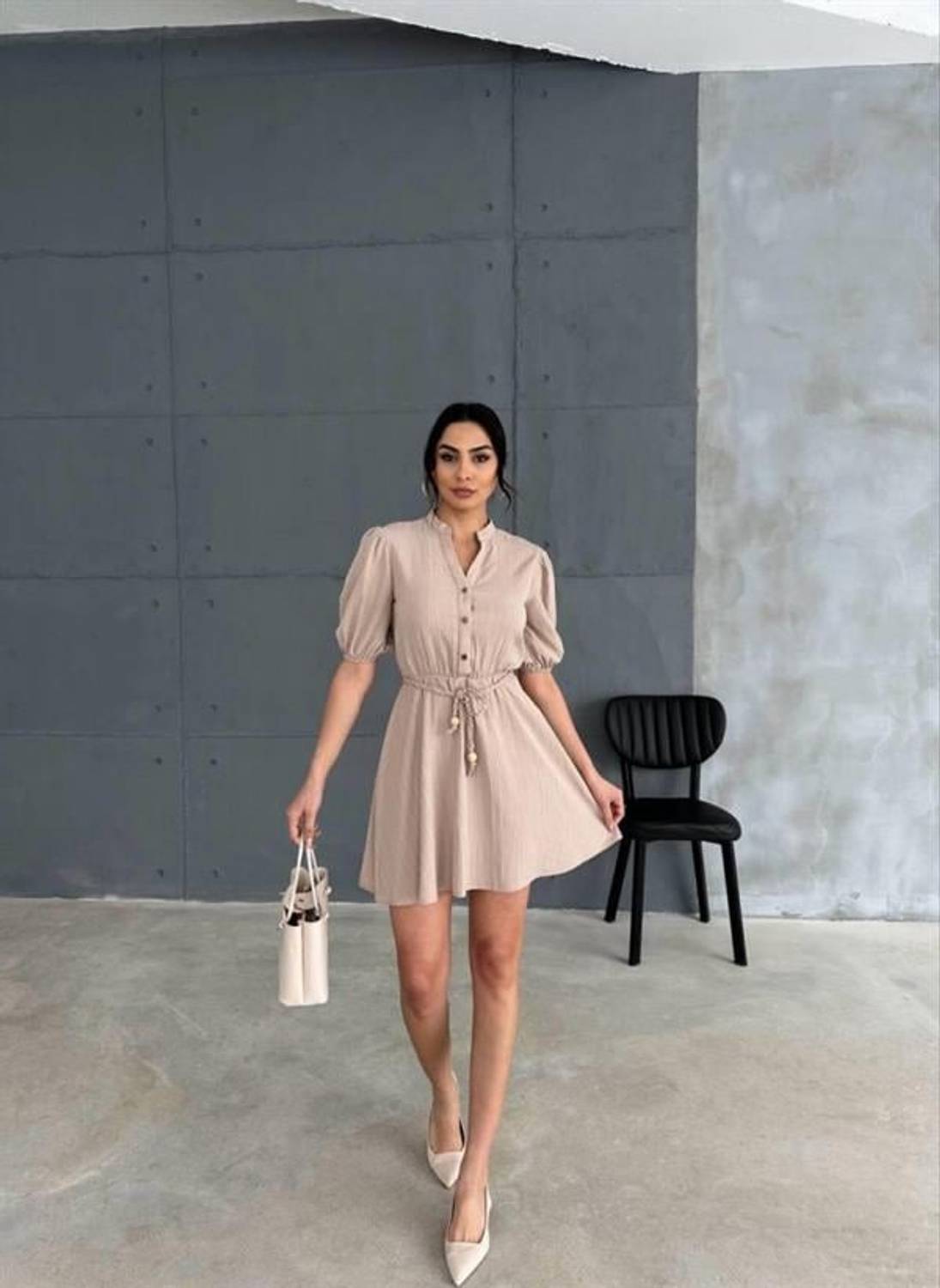 ÖRGÜ KEMERLİ ÖNDEN DÜĞMELİ KISA ELBİSE - Bej