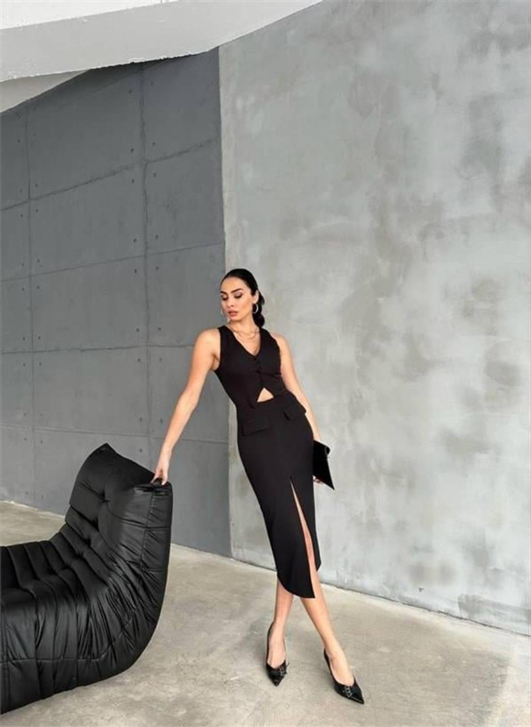 YELEK GÖRÜNÜMLÜ ÖNDEN YIRTMAÇLI ATLAS ELBİSE - Siyah