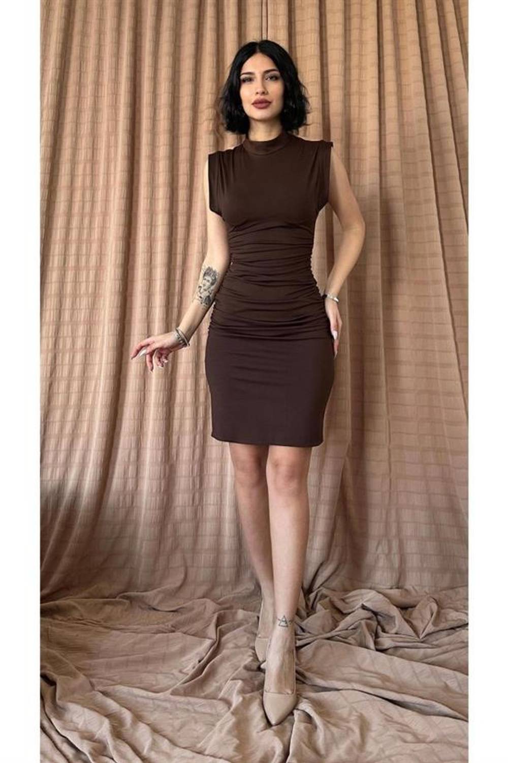 Kahverengi Büzgülü Kolsuz Elbise