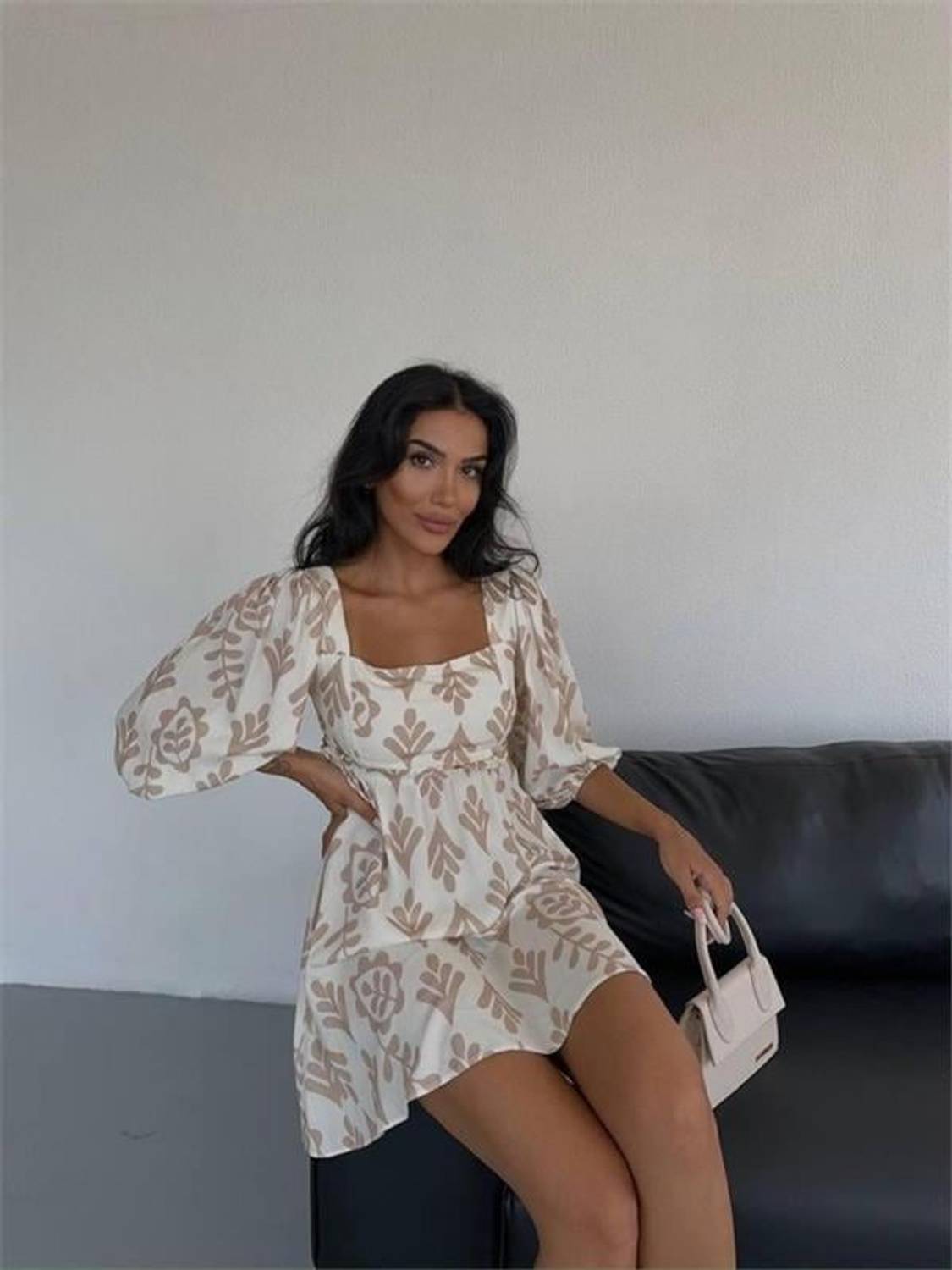 KARE YAKA DESENLİ DÖKÜMLÜ KOL KISA ELBİSE - Bej