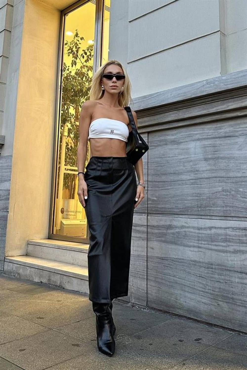 Siyah Yırtmaçlı Süs Patlı Etek