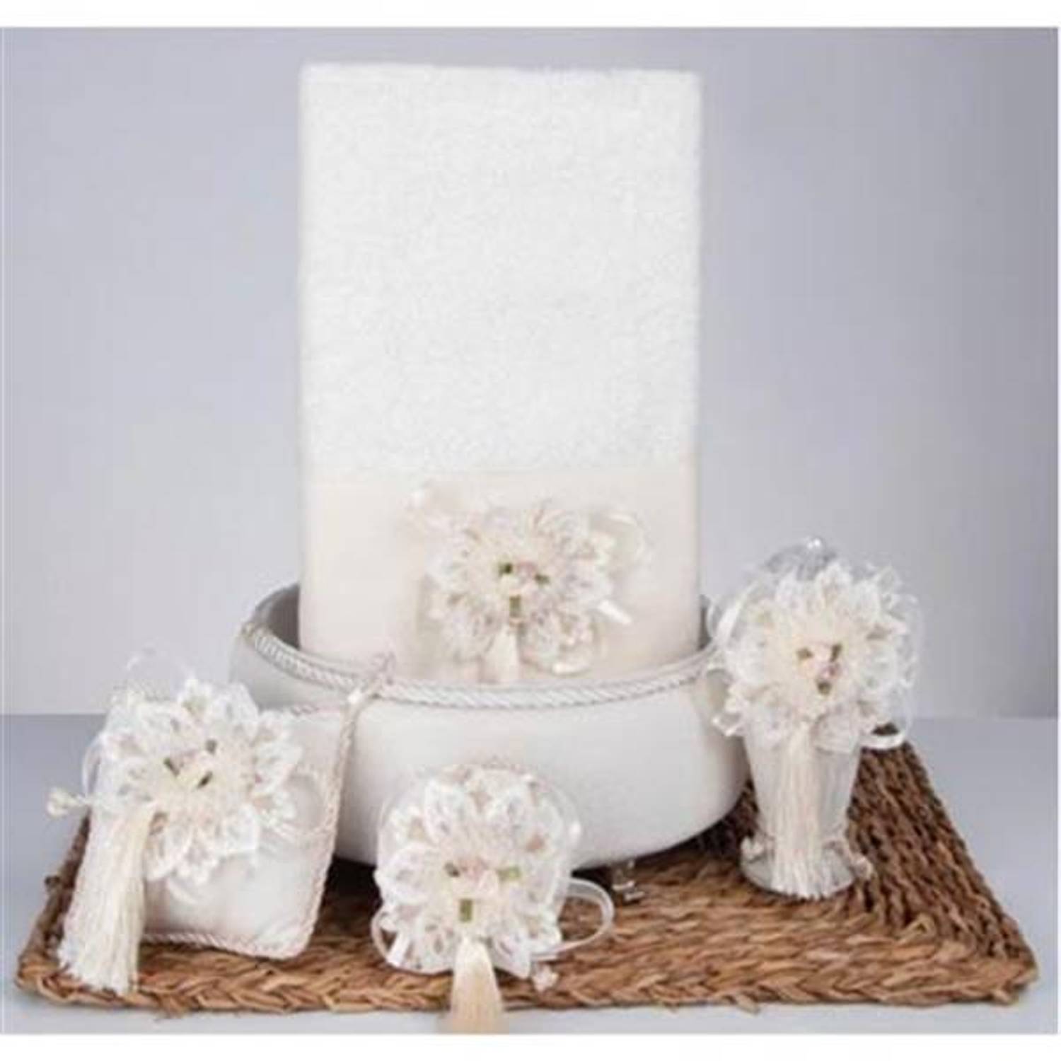 Набор из 5 предметов: корзина для полотенец, украшенное мыло, бутылка и упаковка с лавандой, кремовый цвет