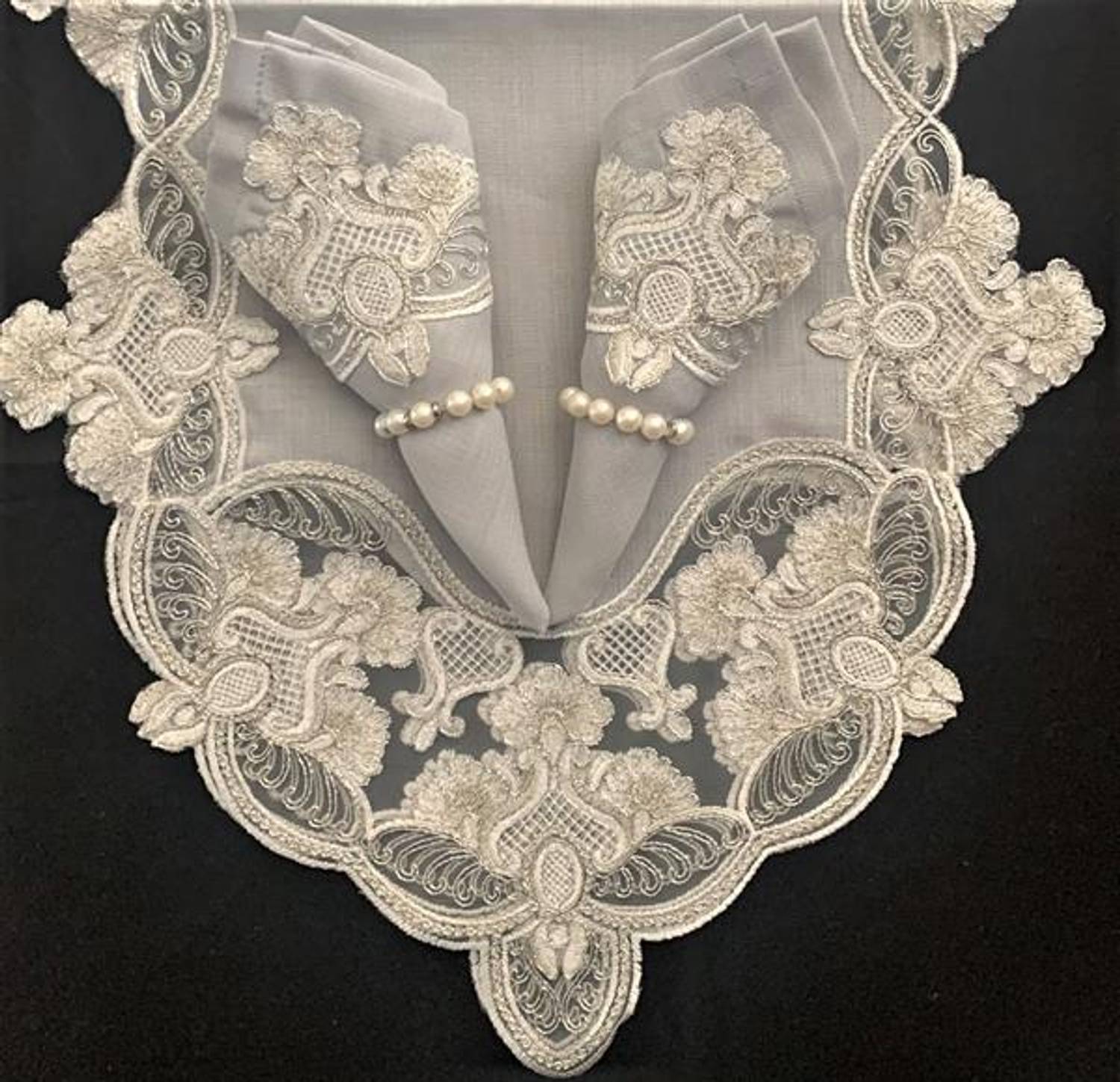 Постельное покрытие "Тюркиши" с набором столовых runners, серый цвет с карнавальными узорами