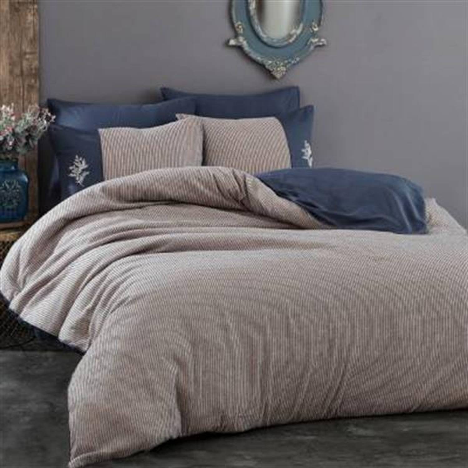 Комплект постельного белья Loris из 100% хлопкового сатина в индиго для двуспальной кровати с декоративными подушками и вышивкой