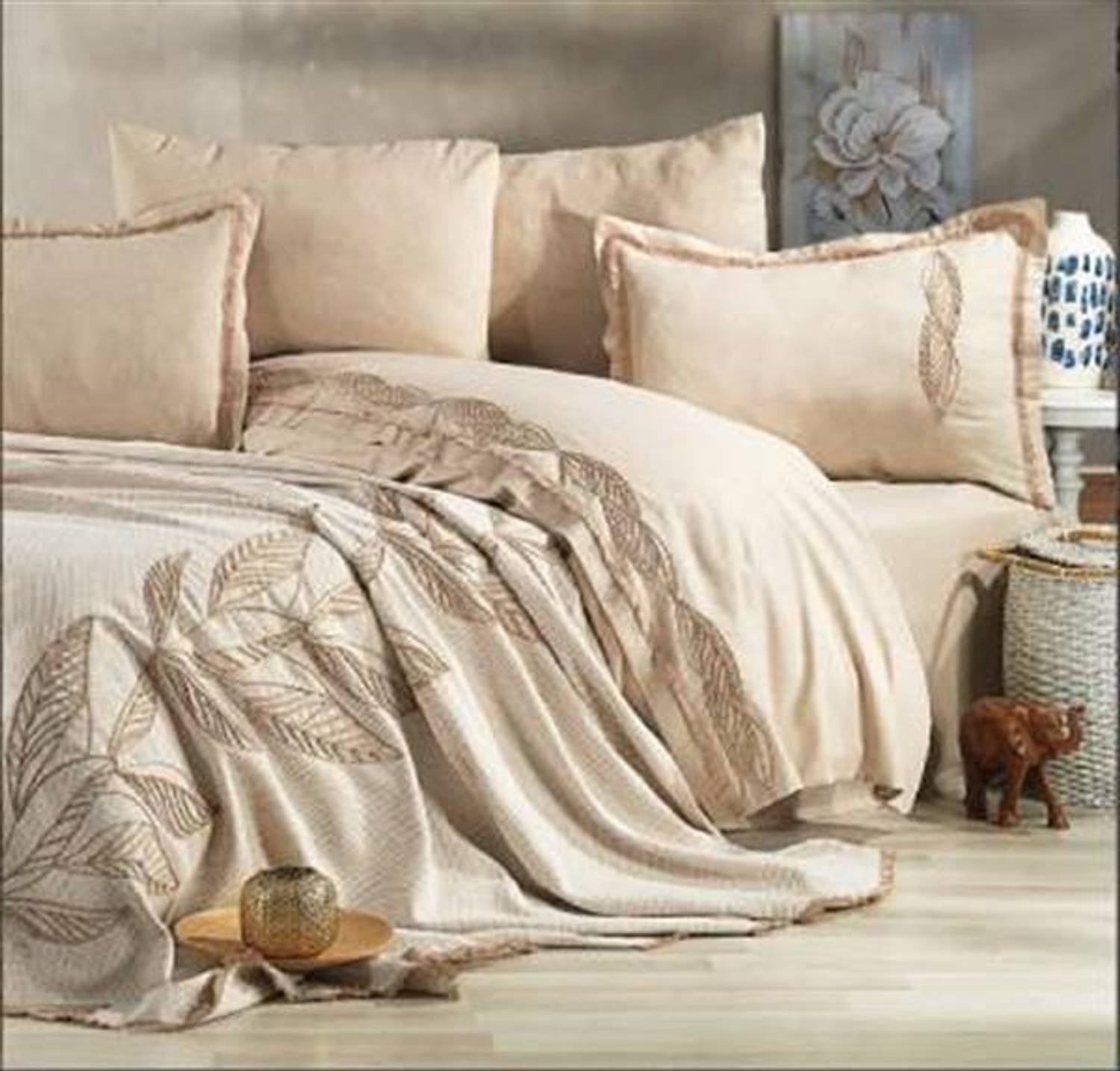 Комплект постільної білизни Nazik Home з пір'ям і вишивкою Marsel бежевий, 7 предметів, з 80% бавовни, стильний та практичний для вашої спальні