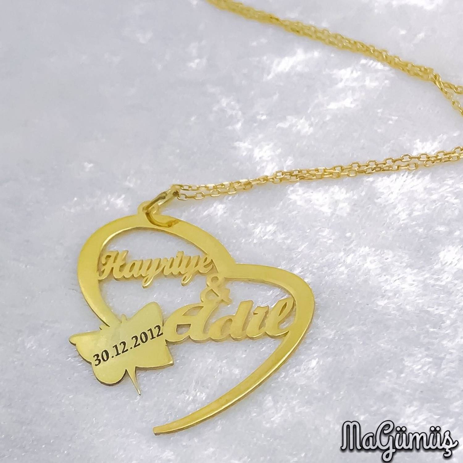 Кулон із золотим покриттям з написом на німецькій мові "Ім'я та дата", виготовлений з срібла 925 проби, без камінців, вага 6 г, довжина ланцюга 45 см
