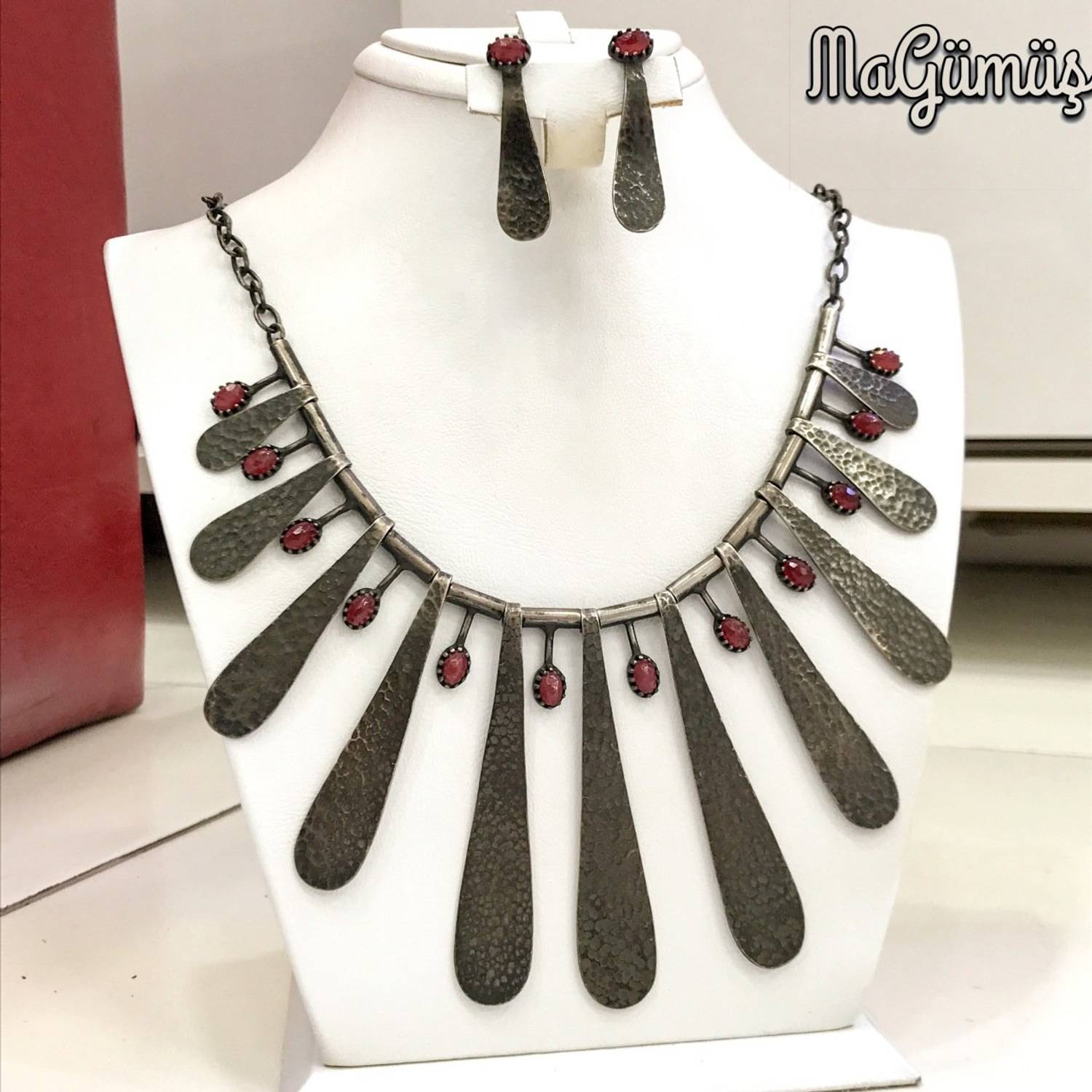 Набір прикрас з натурального рубіну в сріблі 925 проби ручної роботи, вишуканий ланцюжок 50 см, антрацитовий коване покриття