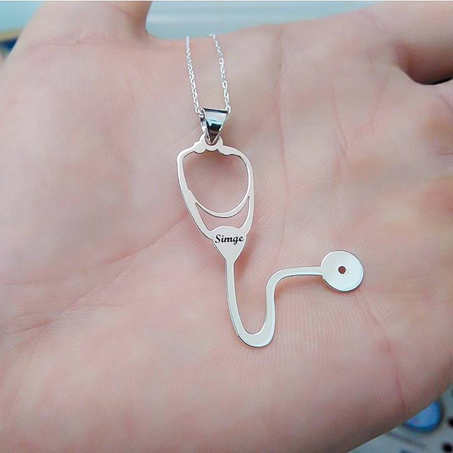 قلادة فضية بتصميم سماعة الطبيب