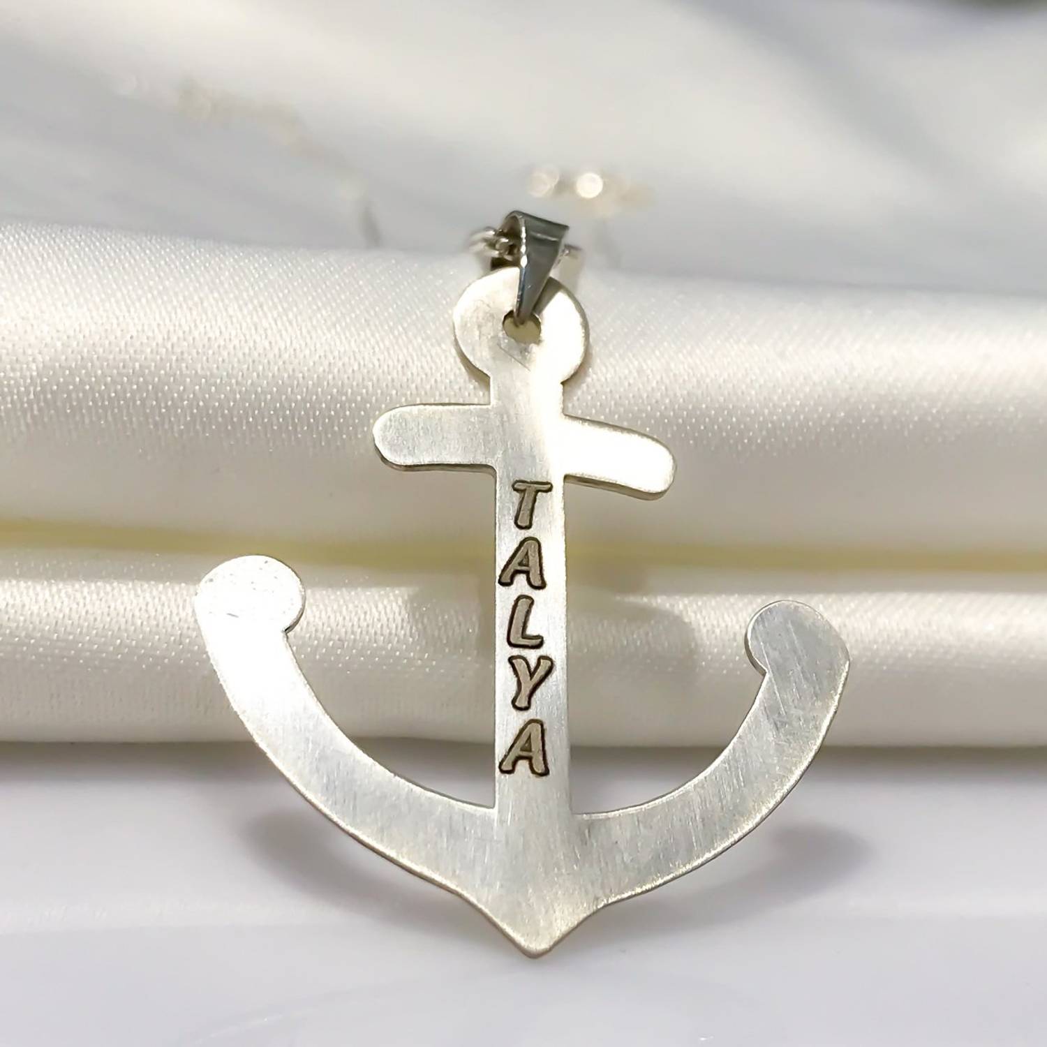 Персоналізоване срібне намисто у формі якоря з іменем, виготовлене з925 срібла, вага 8,5 г, діаметр 3,2 см, упаковка в захисну коробку
