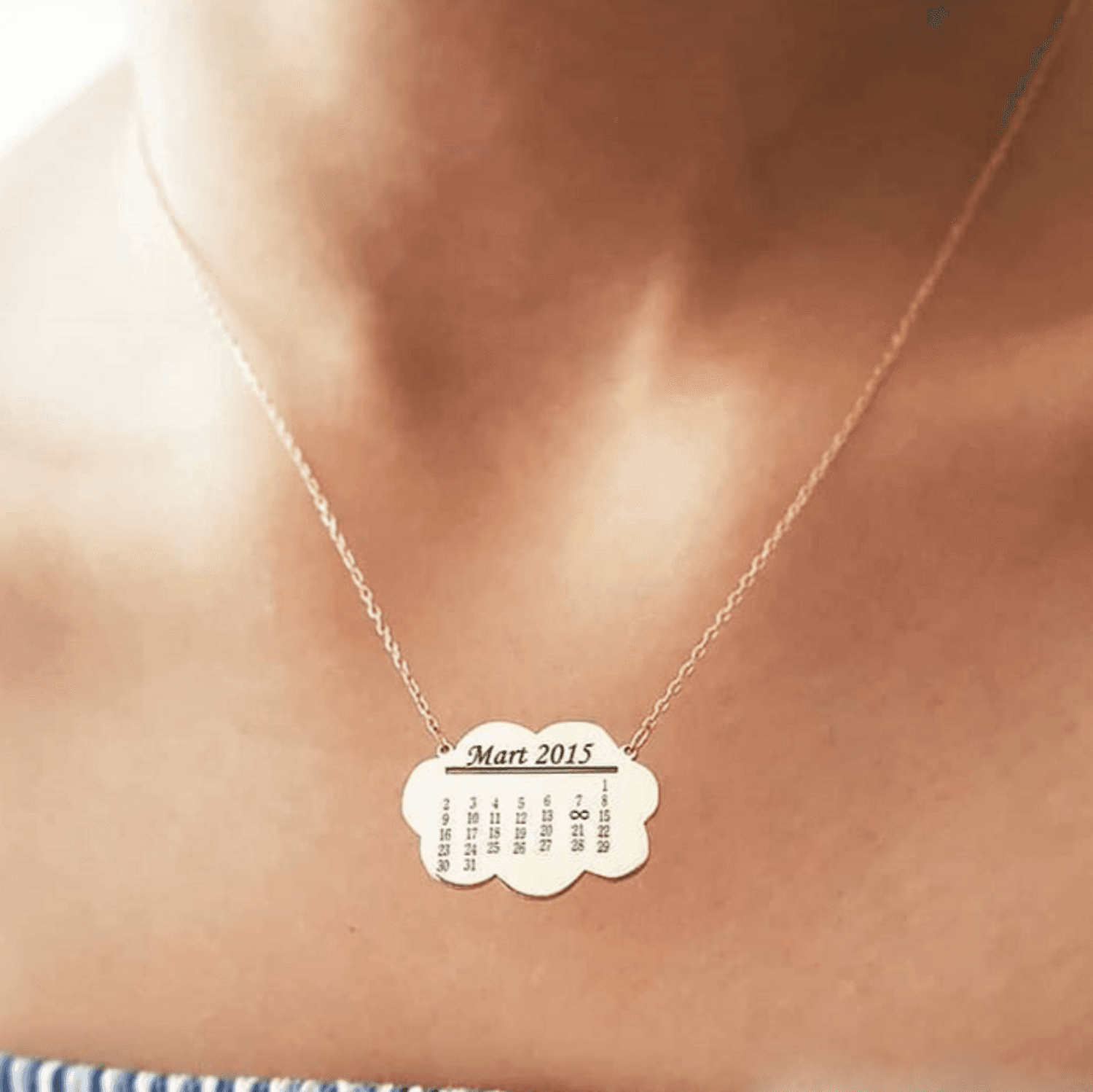 قلادة فضية على شكل سحابة أوراق التقويم للمناسبات الخاصة