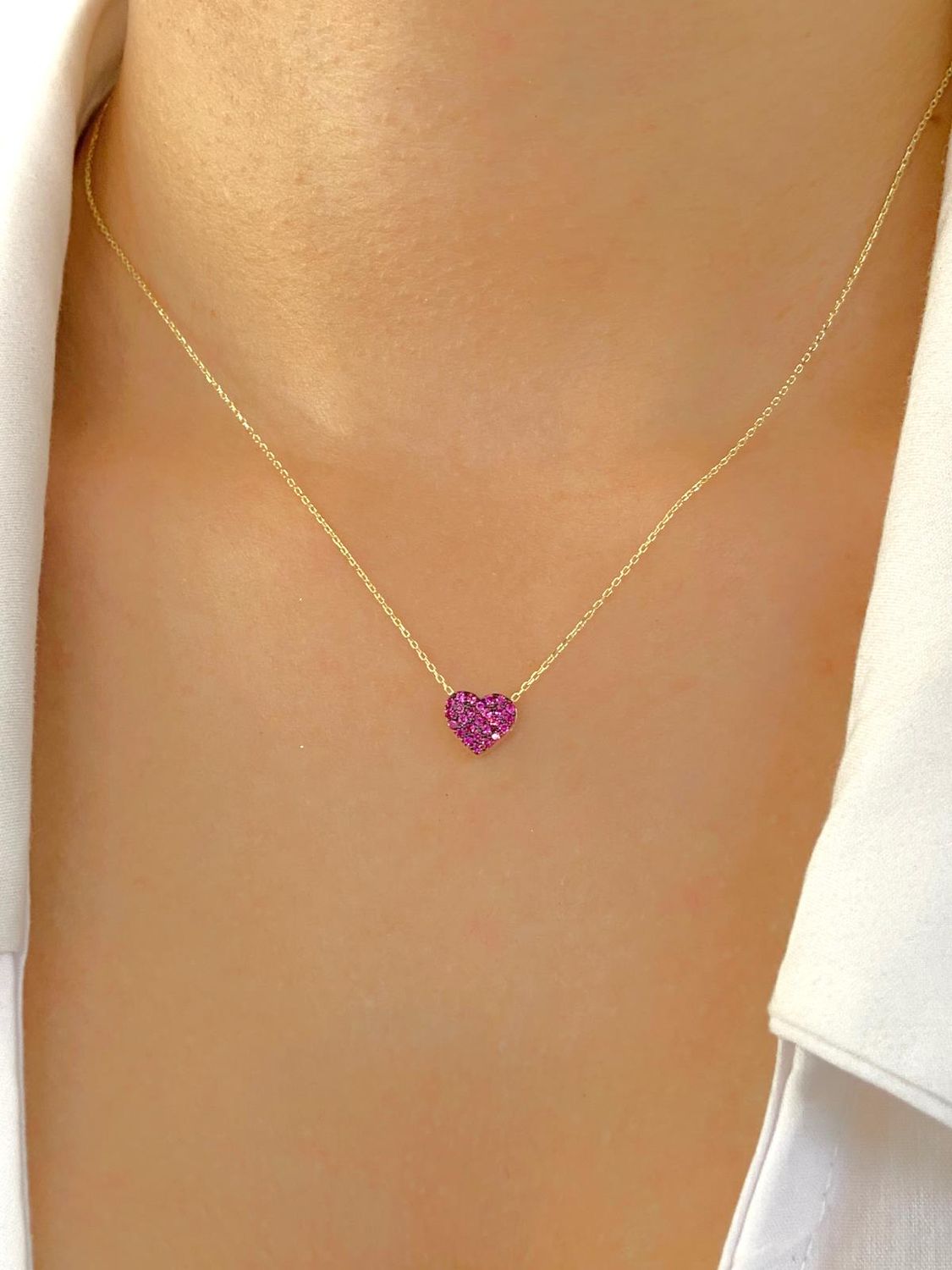 Кулон у вигляді маленького червоного серця з 14-каратного золота, вага 1,60 г, довжина 45 см, сертифікований, місцеве виробництво