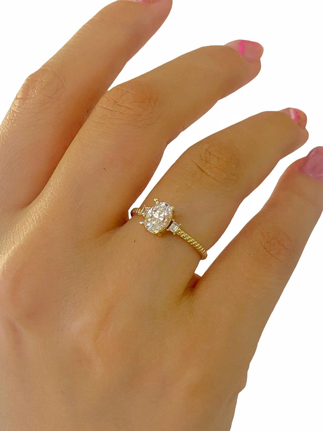 خاتم من الذهب عيار 8 قيراط بتصميم بيضاوي الشكل