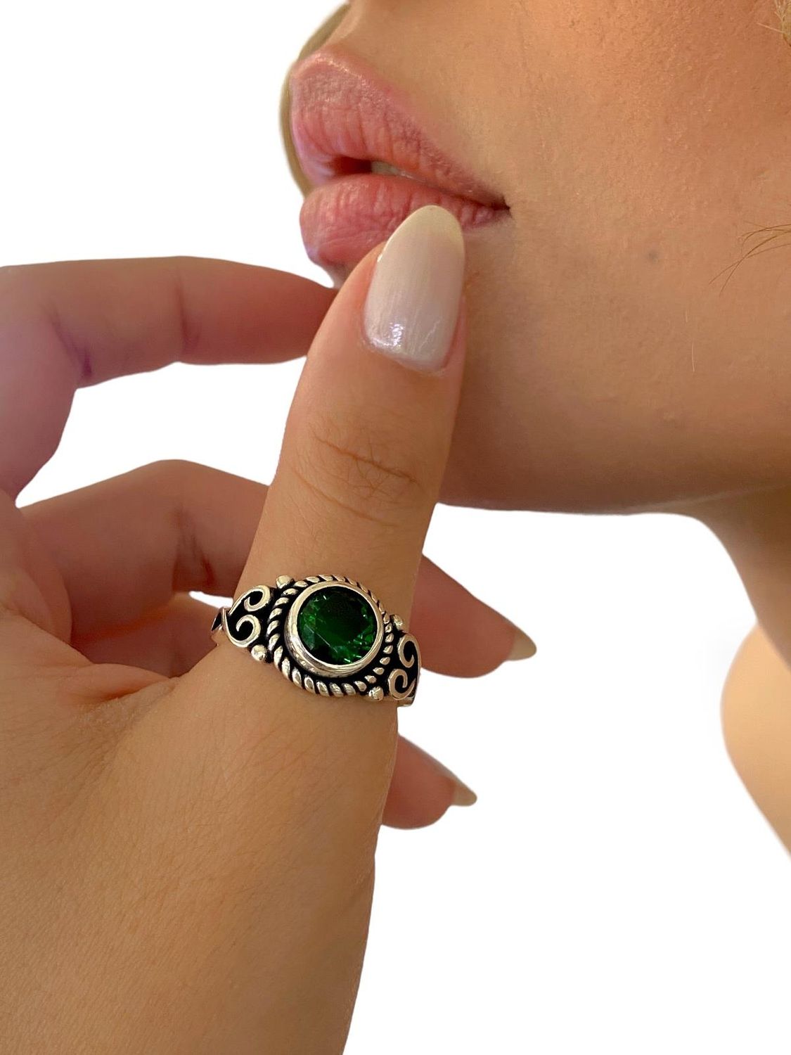 Срібний перстень 925 проби з синтетичним смарагдом, ручної роботи, високоякісне виконання, граніт 8 мм, вага 5 г, ексклюзивний дизайн