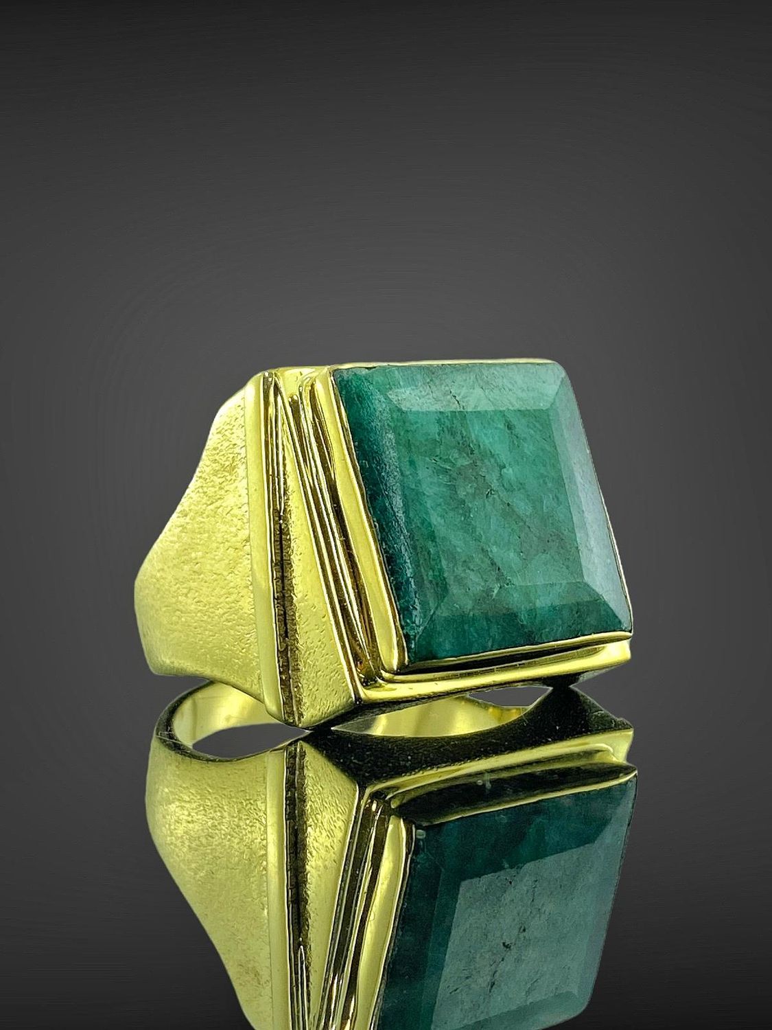 Кільце чоловіче з 14-каратного золота з натуральним смарагдом, унікальний дизайн, вага 16,50 г, жовте золото, українське виробництво