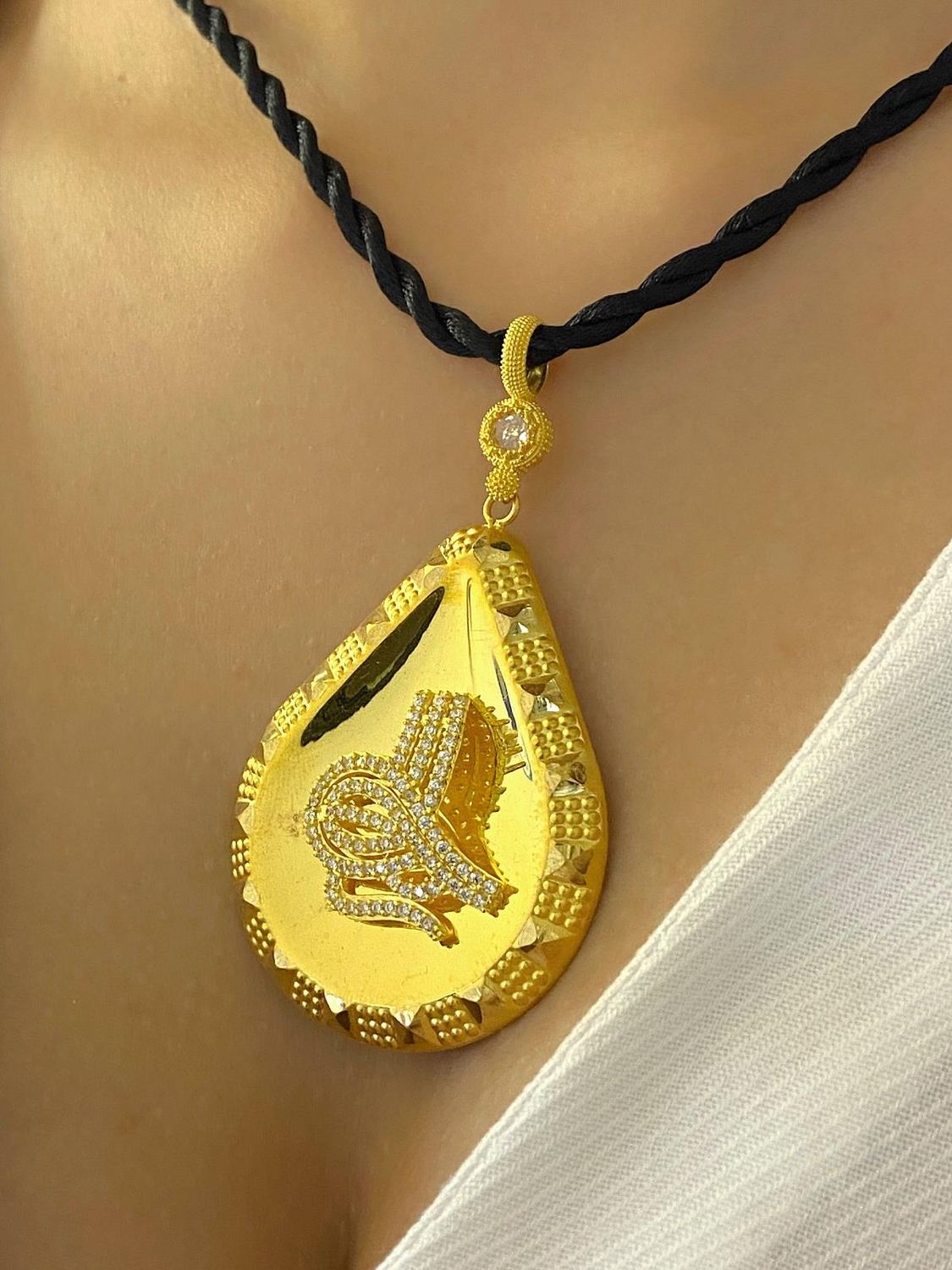 8K Gold Ottoman Monogram Large Mirrored Pear Pendant 7.55 gr