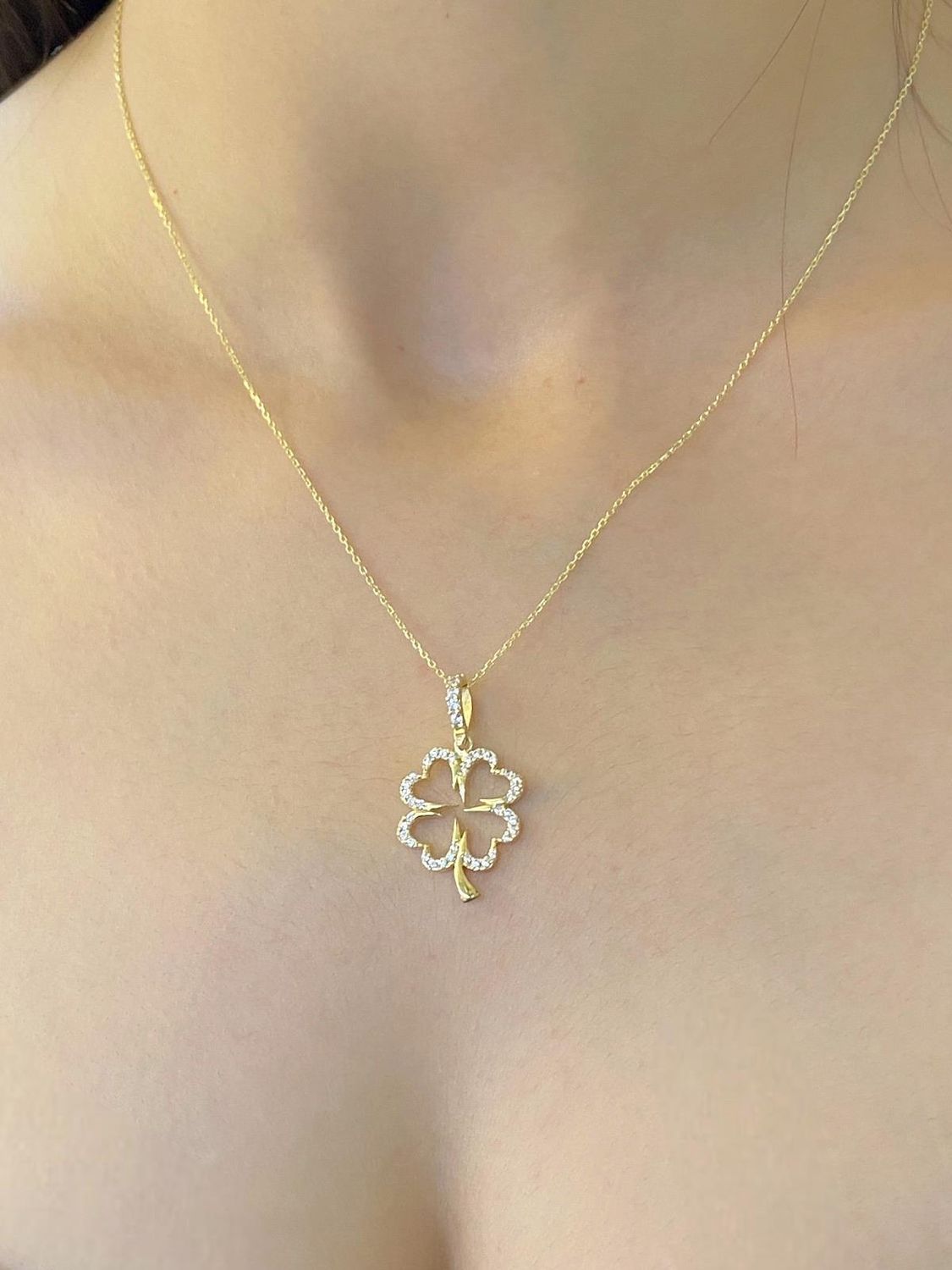 قلادة ذهبية بحجر البرسيم عيار 8 قيراط