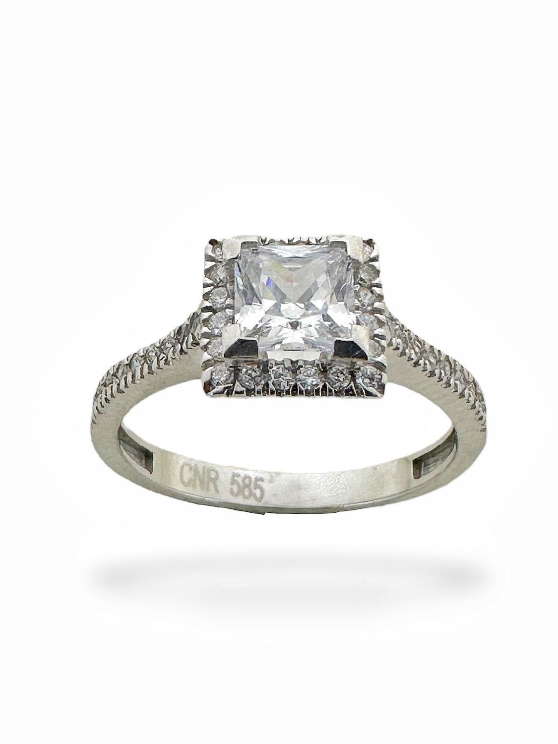 Кільце з білого золота 2 карати, вишукане та якісне, з патентованим дизайном, з камінням зіркон у розмірах 10-18