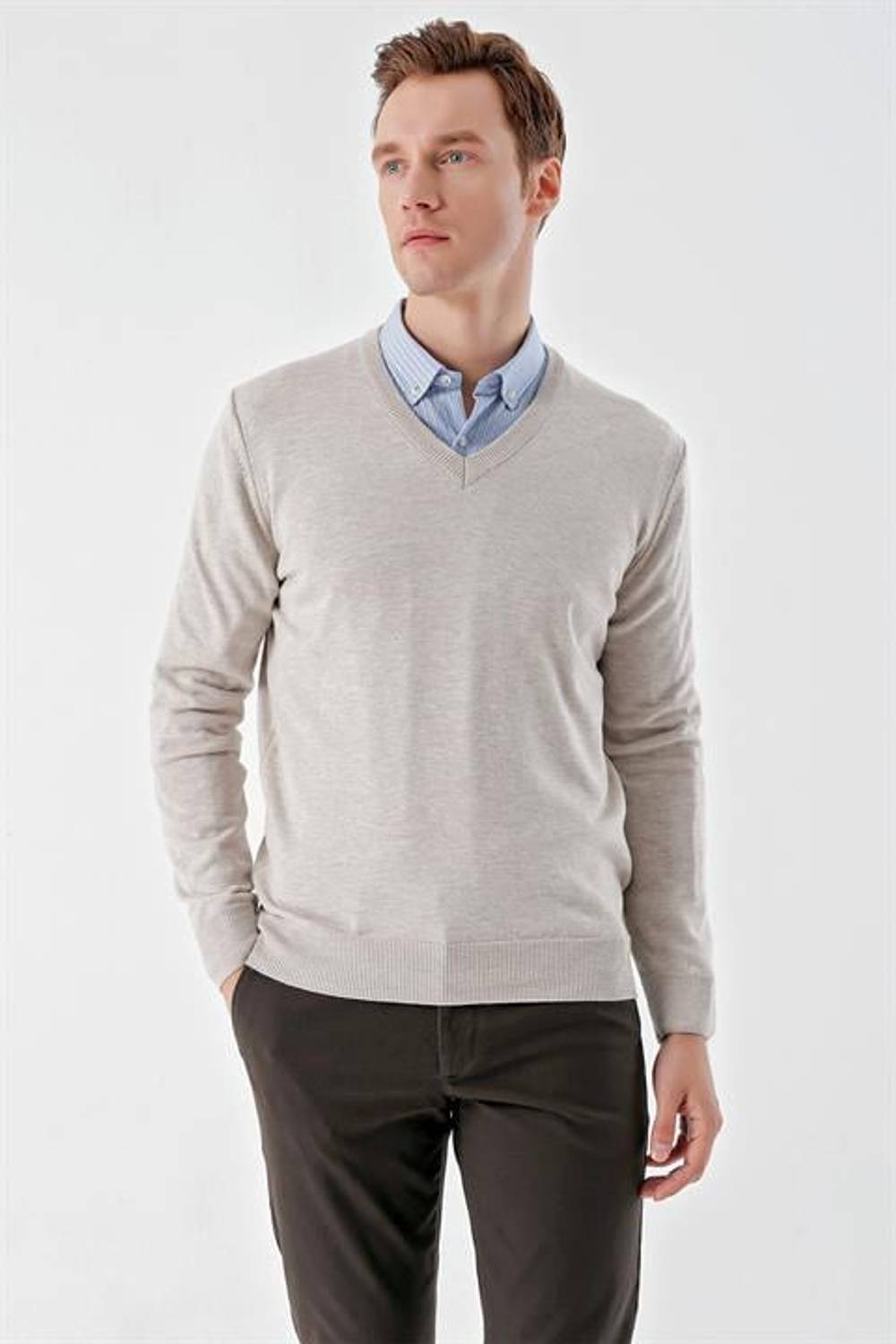 Чоловічий бежевий трикотажний светр з V-подібним вирізом, динамічна посадка, м'яка тканина, довгий рукав, склад: 50% бавовна, 50% акрил
