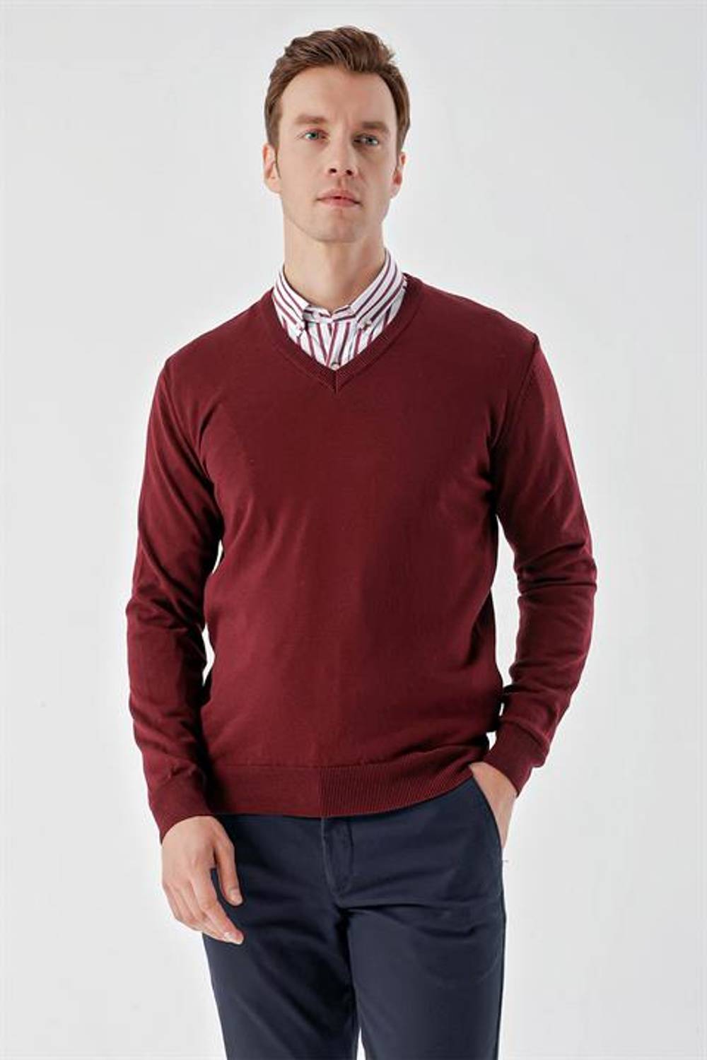 ملابس تريكو مريحة للرجال من Morven بلون أحمر داكن أساسية ورقبة على شكل حرف V ومقاس ديناميكي