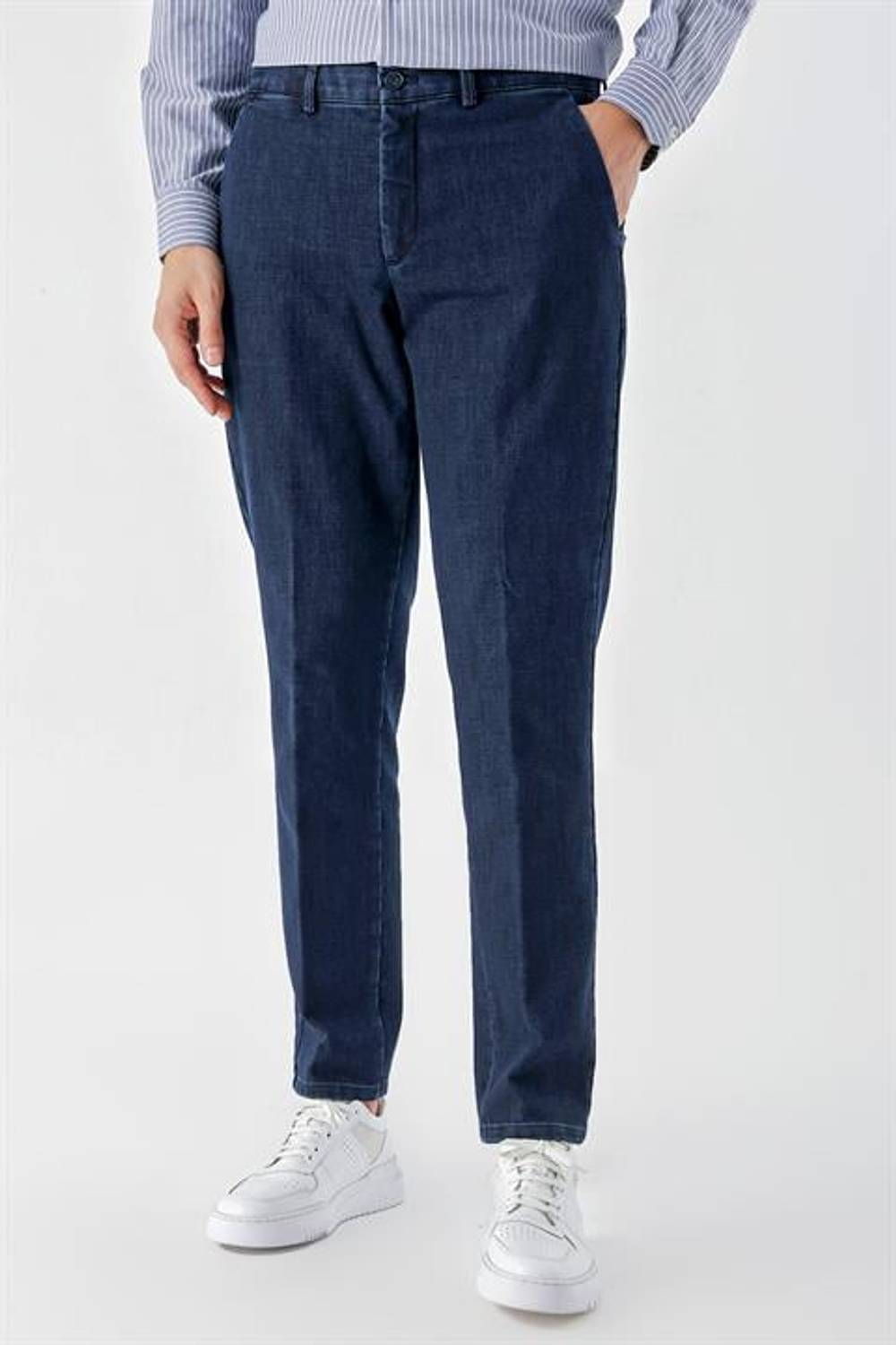 بنطال تشينو بجيب جانبي من القطن باللون الأزرق الداكن للرجال من Morven