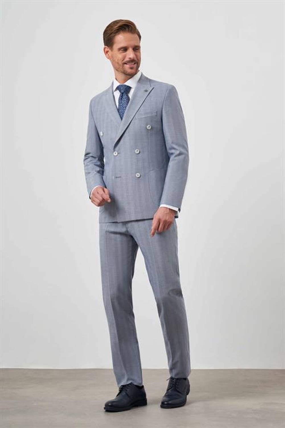 Чоловічий темно-синій полівісконний костюм з кривою та звуженим кроєм, без підкладки, з довгими рукавами та кишенями