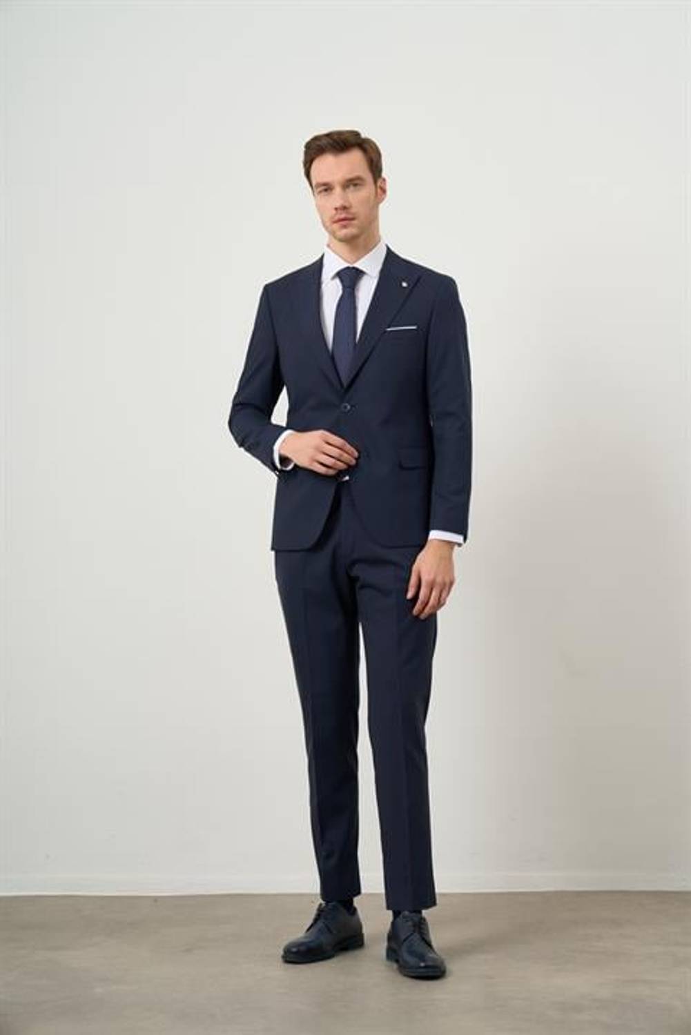 Morven Men's Navy Blue Woolen Platinum Plain Pattern Slim Fit Pointed Collar Suit