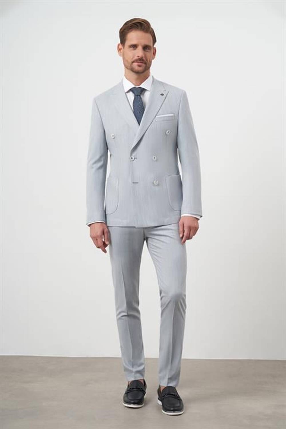 بدلة رجالية زرقاء حديثة بقصة ملائمة ونمط مخطط مع ياقة مدببة وخياطة مزدوجة