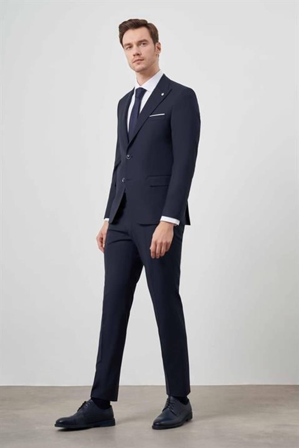 Morven Erkek Lacivert Yünlü Platinium Düz Desen Slim Fit Sivri Yaka Takım Elbise