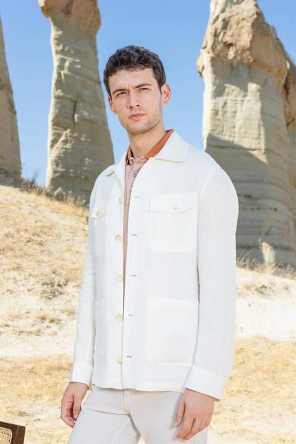 Чоловіча бежева лляна сорочка-мантия Morven з динамічним кроєм, довгими рукавами та кишенею, без підкладки, доступна в розмірах S, XS, M, L