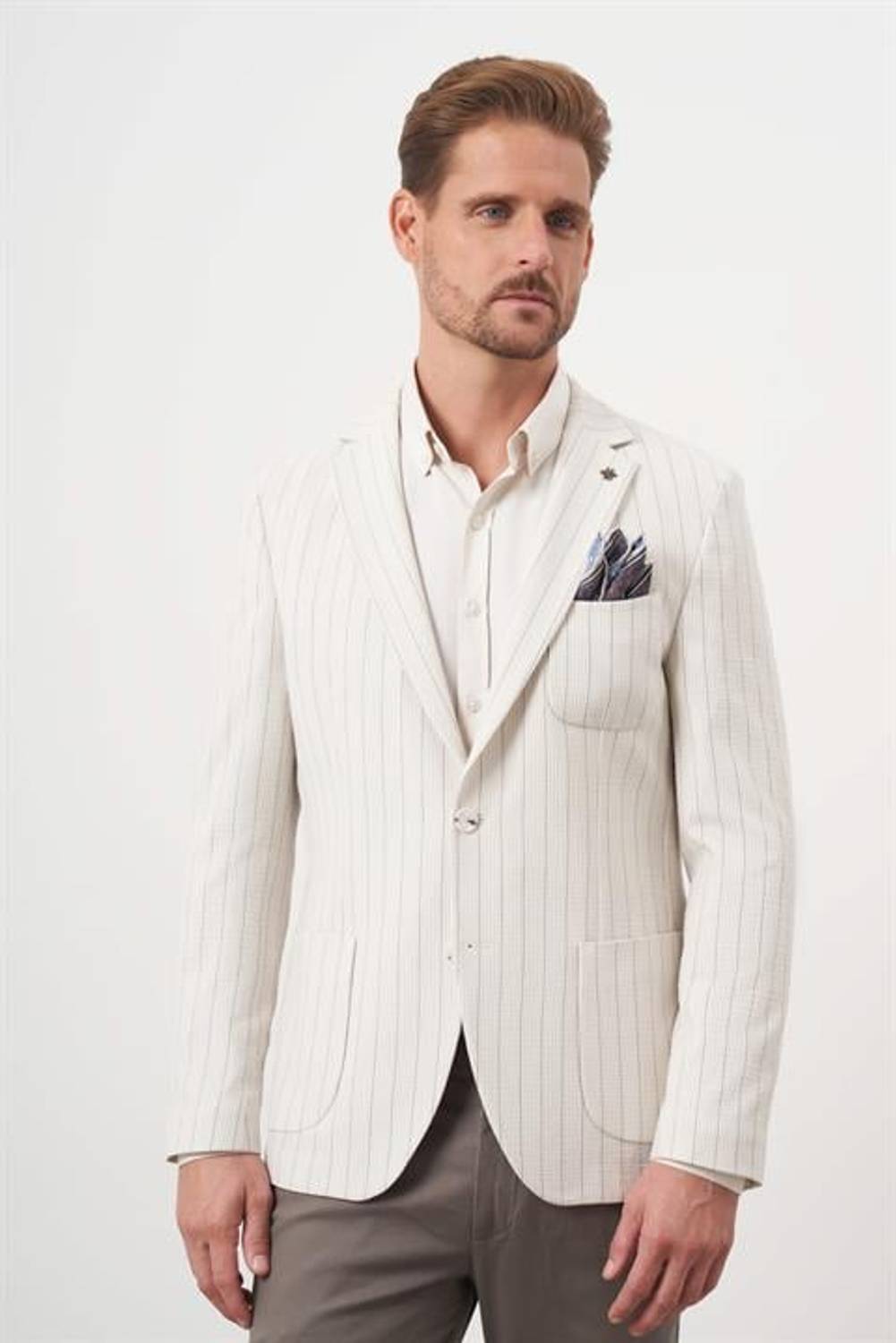 جاكيت رياضي سليم فيت بياج مع ياقة مونو وحقائب جانبية للرجال