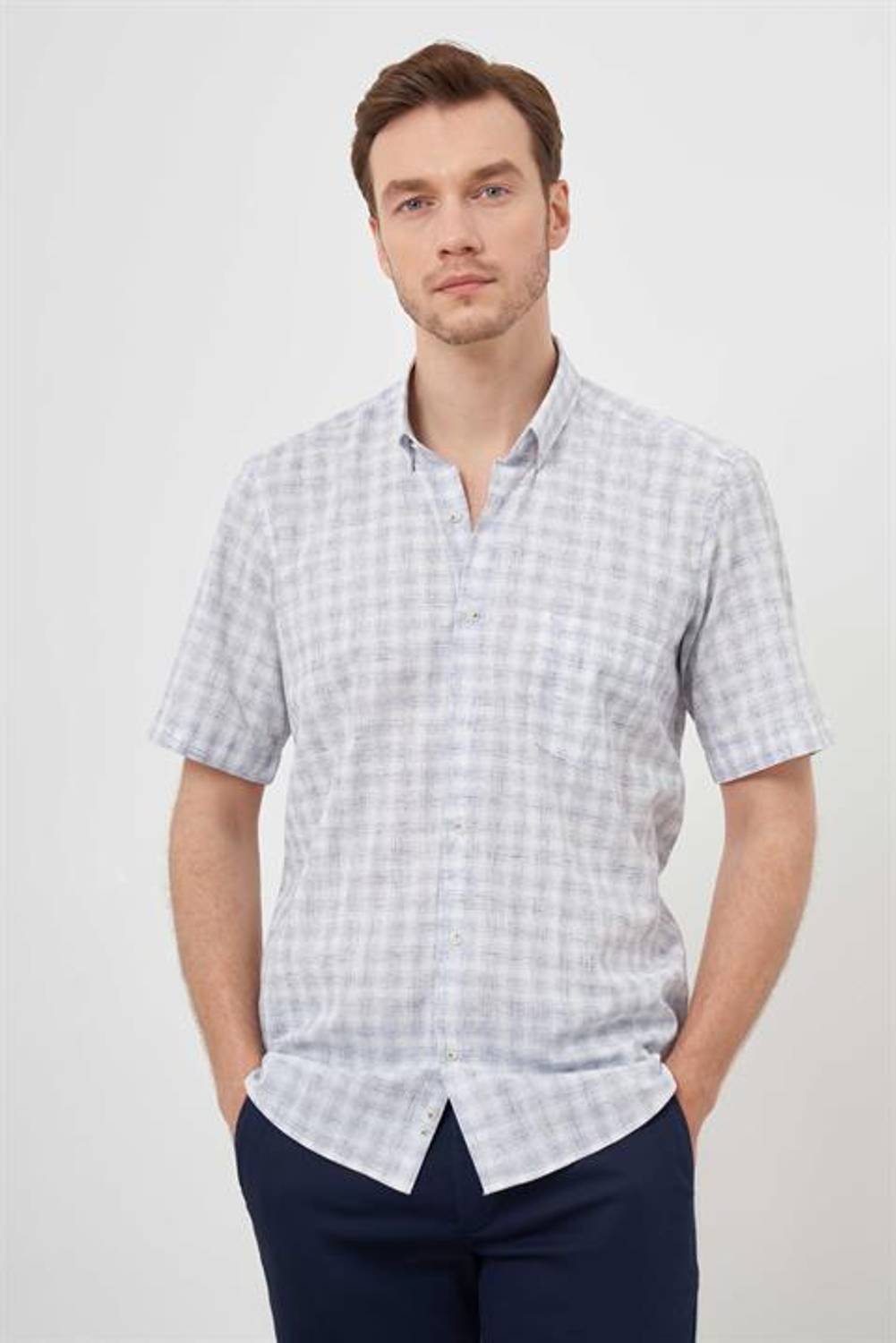 Мужская рубашка короткий рукав темно-синяя льняная с карманом, регулярный крой, пуговичный воротник, 44% полиэстер, 36% хлопок, 20% лен