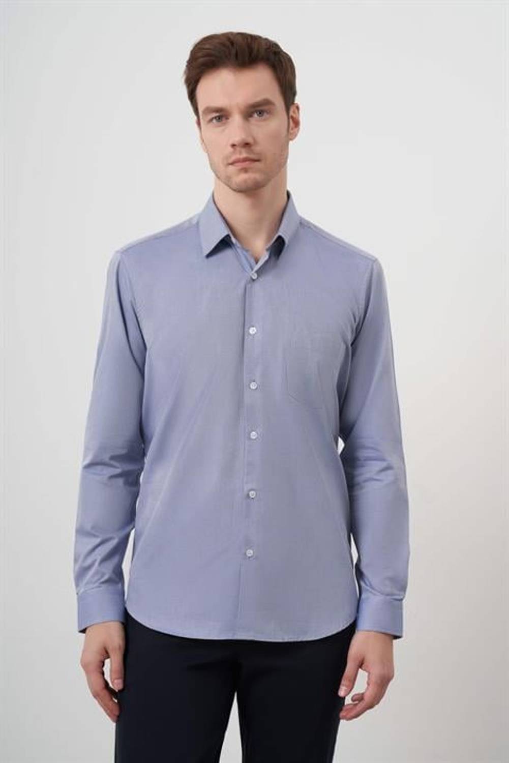 قميص رجالي أزرق داكن قطني بتصميم عصري مع جيب وياقة صلبة بقصة عادية
