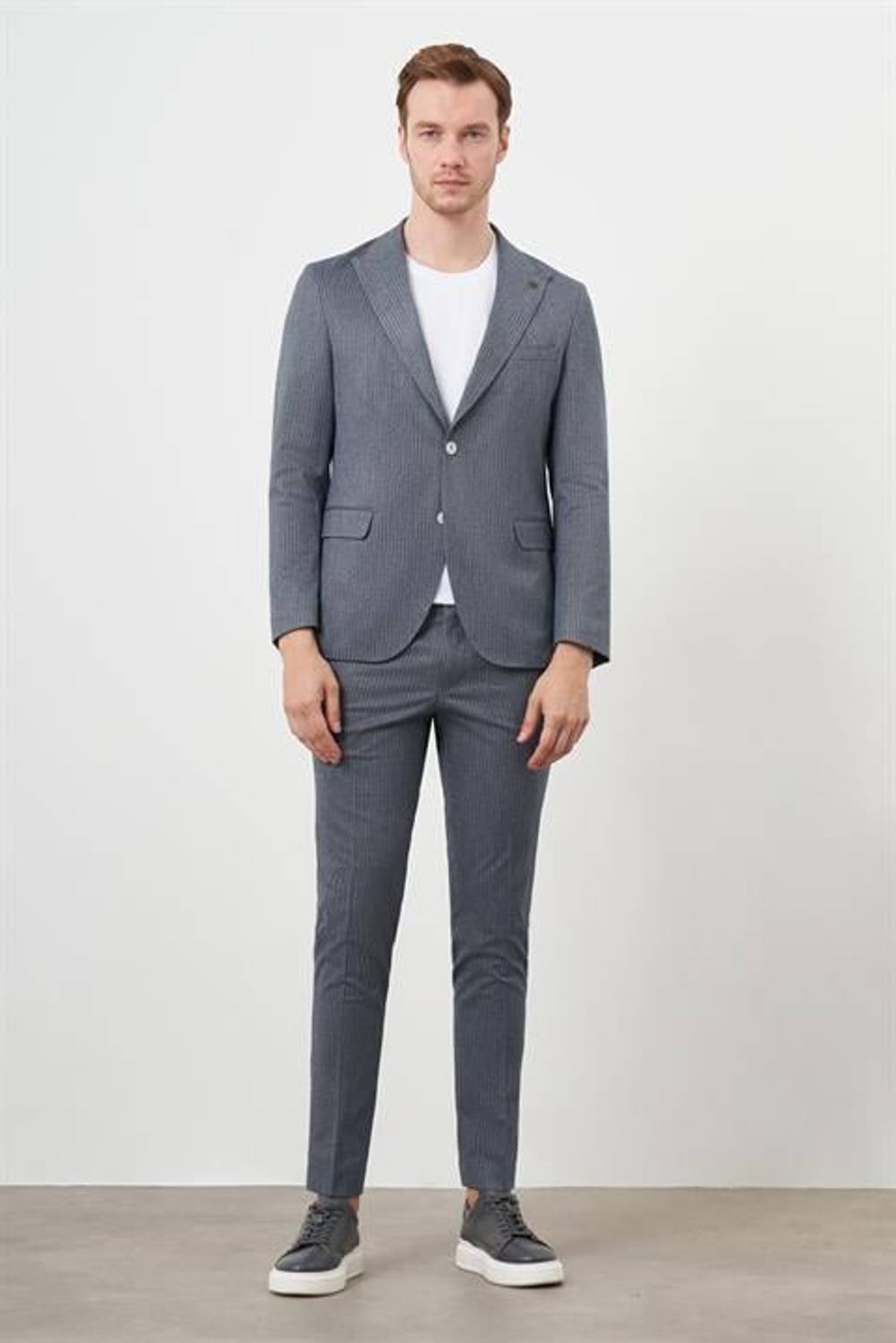 بدلة رياضية أنيقة للرجال بلون أزرق داكن، تصميم مخطط، قص نحيف، ياقة مونو، مع جيب مطوي، مصنوعة من 64% بوليستر و34% فسكوز و2% ليكرا