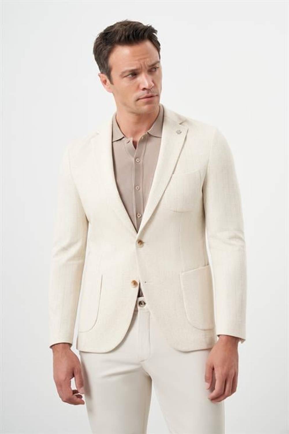 جاكيت رياضي للرجال بلون البيج بقصة نحيفة مع ياقة أحادية وجيوب عميقة وأكمام طويلة