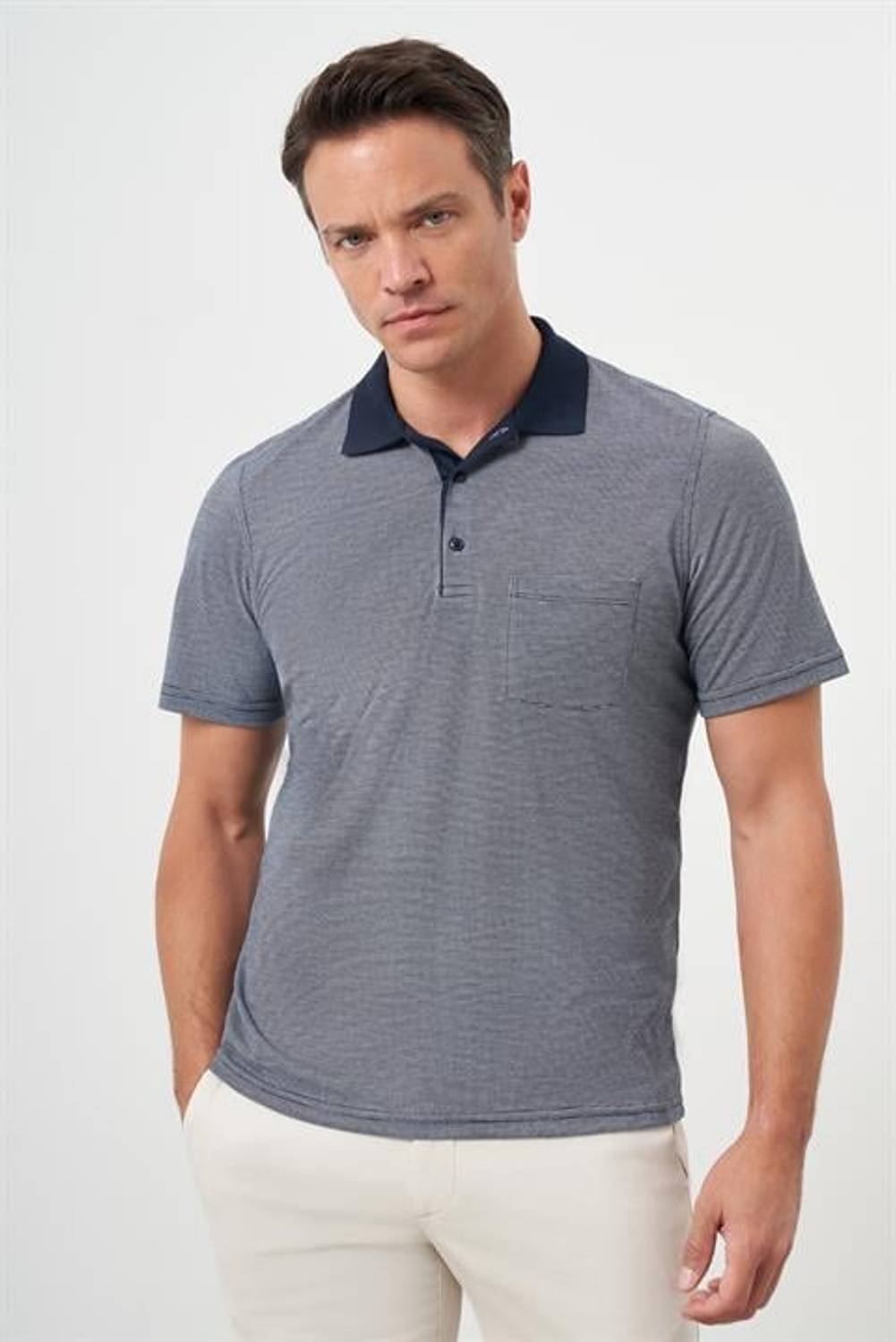 Чоловіча поло-майка темно-синього кольору з кишенею, динамічна посадка, 65% поліестер, 35% віскоза, короткий рукав, з гудзиковою застібкою